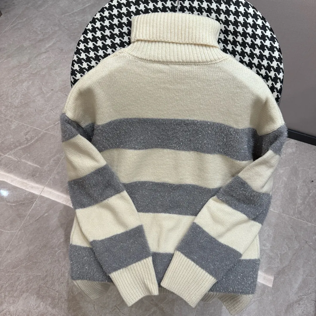 🅿️370 AMI PARIS aM*I new Christmas limited edition silver striped turtleneck sweater. Christmas this winter is particularly charming. The material is made of wool blend. The dropped shoulder high collar is loose and spliced ​​with silver texture. The wide striped bright silk will create a mediocre and lazy casual atmosphere when worn alone or paired with it. The silver metallic foil with striped version has a more craftsmanship. The upper body is very slim. It is simple, versatile and everyday, perfect for autumn and winter.