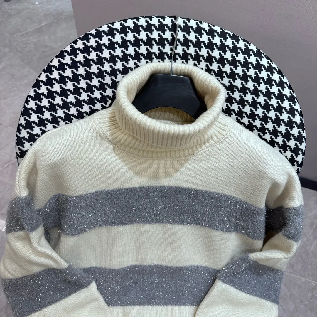 🅿️370 AMI PARIS aM*I new Christmas limited edition silver striped turtleneck sweater. Christmas this winter is particularly charming. The material is made of wool blend. The dropped shoulder high collar is loose and spliced ​​with silver texture. The wide striped bright silk will create a mediocre and lazy casual atmosphere when worn alone or paired with it. The silver metallic foil with striped version has a more craftsmanship. The upper body is very slim. It is simple, versatile and everyday, perfect for autumn and winter.