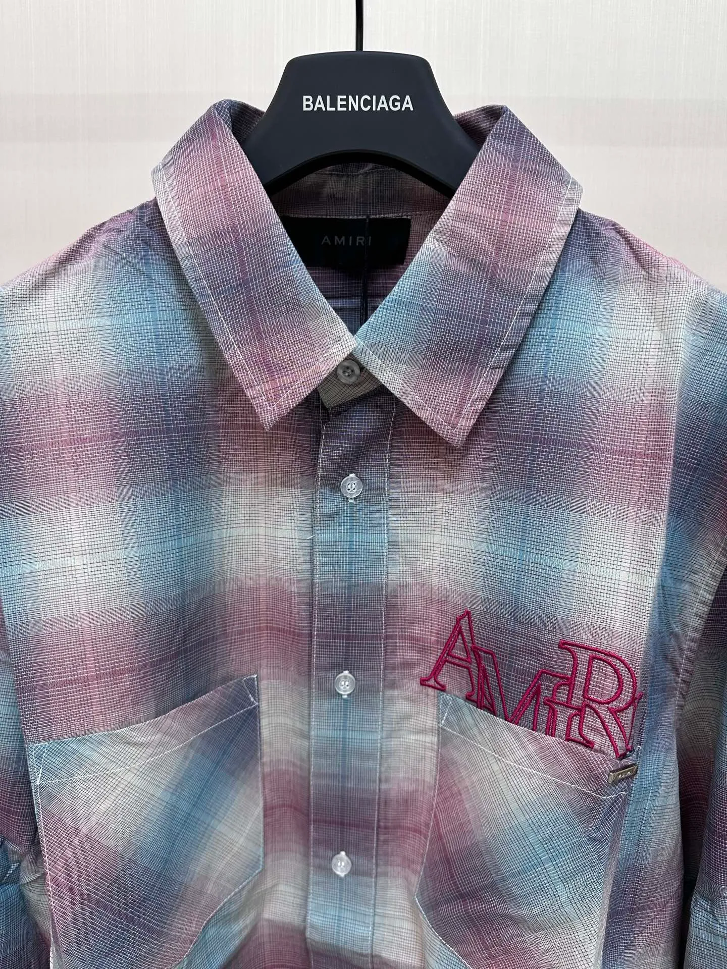 P400 Amiri Gradient Plaid Long Sleeve Shirt Customized yarn colored plaid fabric, frayed hem with distressed effect, symmetrical patch pockets on the chest, brand logo letter embroidery embellishment, large round red embroidery on the back, casual style, same style for men and women.  Size：S/M/L/XL