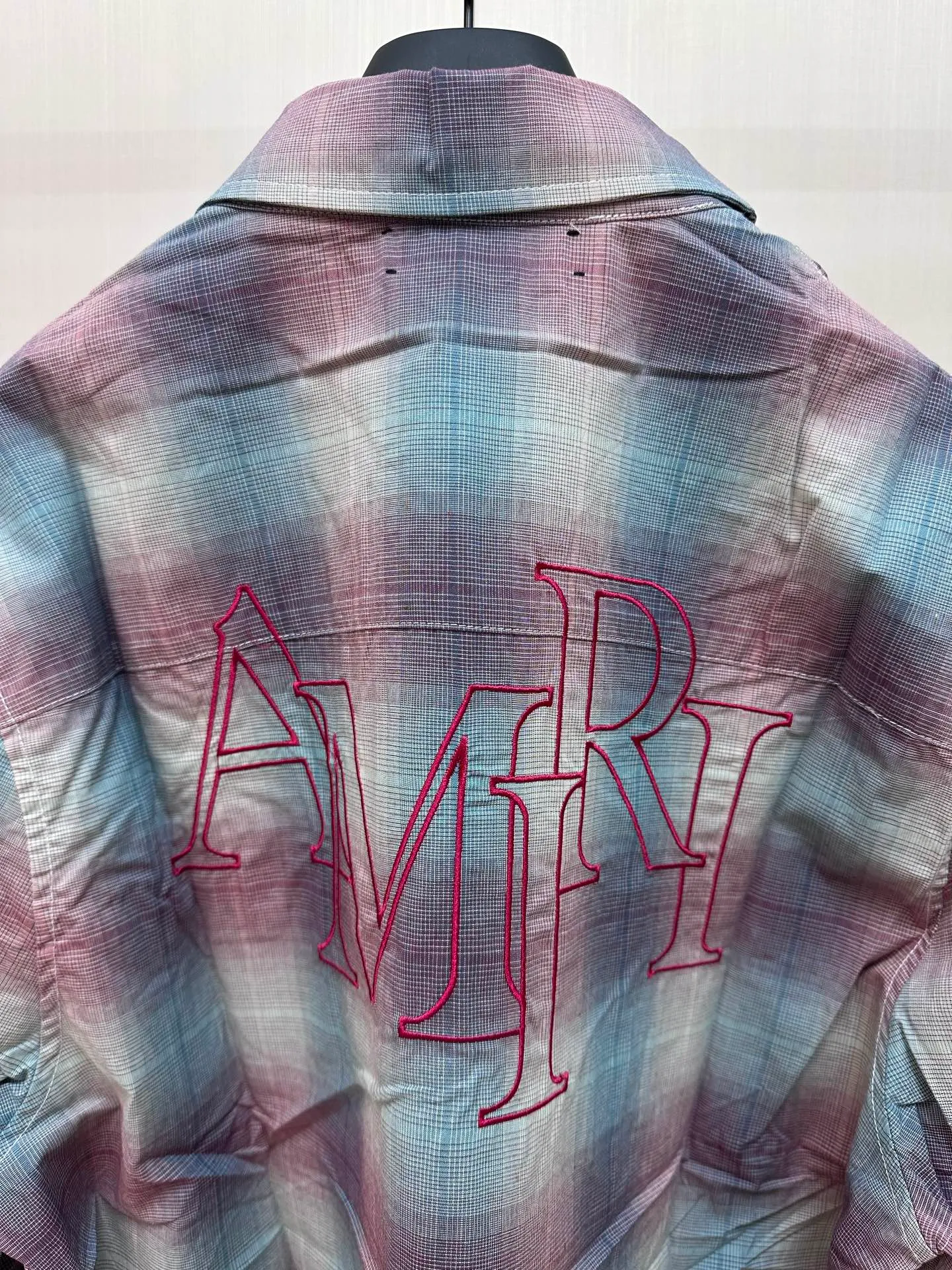 P400 Amiri Gradient Plaid Long Sleeve Shirt Customized yarn colored plaid fabric, frayed hem with distressed effect, symmetrical patch pockets on the chest, brand logo letter embroidery embellishment, large round red embroidery on the back, casual style, same style for men and women.  Size：S/M/L/XL