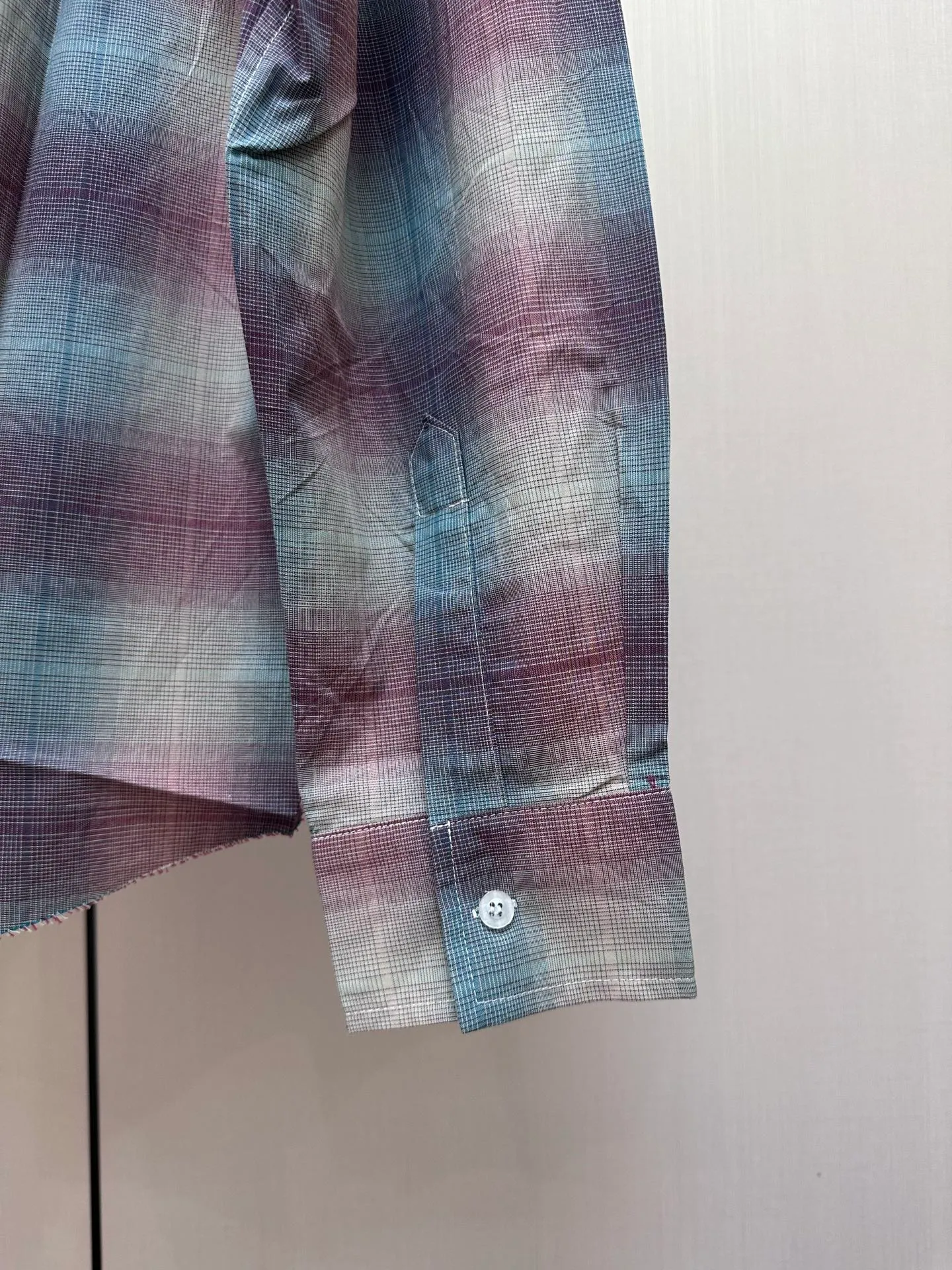 P400 Amiri Gradient Plaid Long Sleeve Shirt Customized yarn colored plaid fabric, frayed hem with distressed effect, symmetrical patch pockets on the chest, brand logo letter embroidery embellishment, large round red embroidery on the back, casual style, same style for men and women.  Size：S/M/L/XL