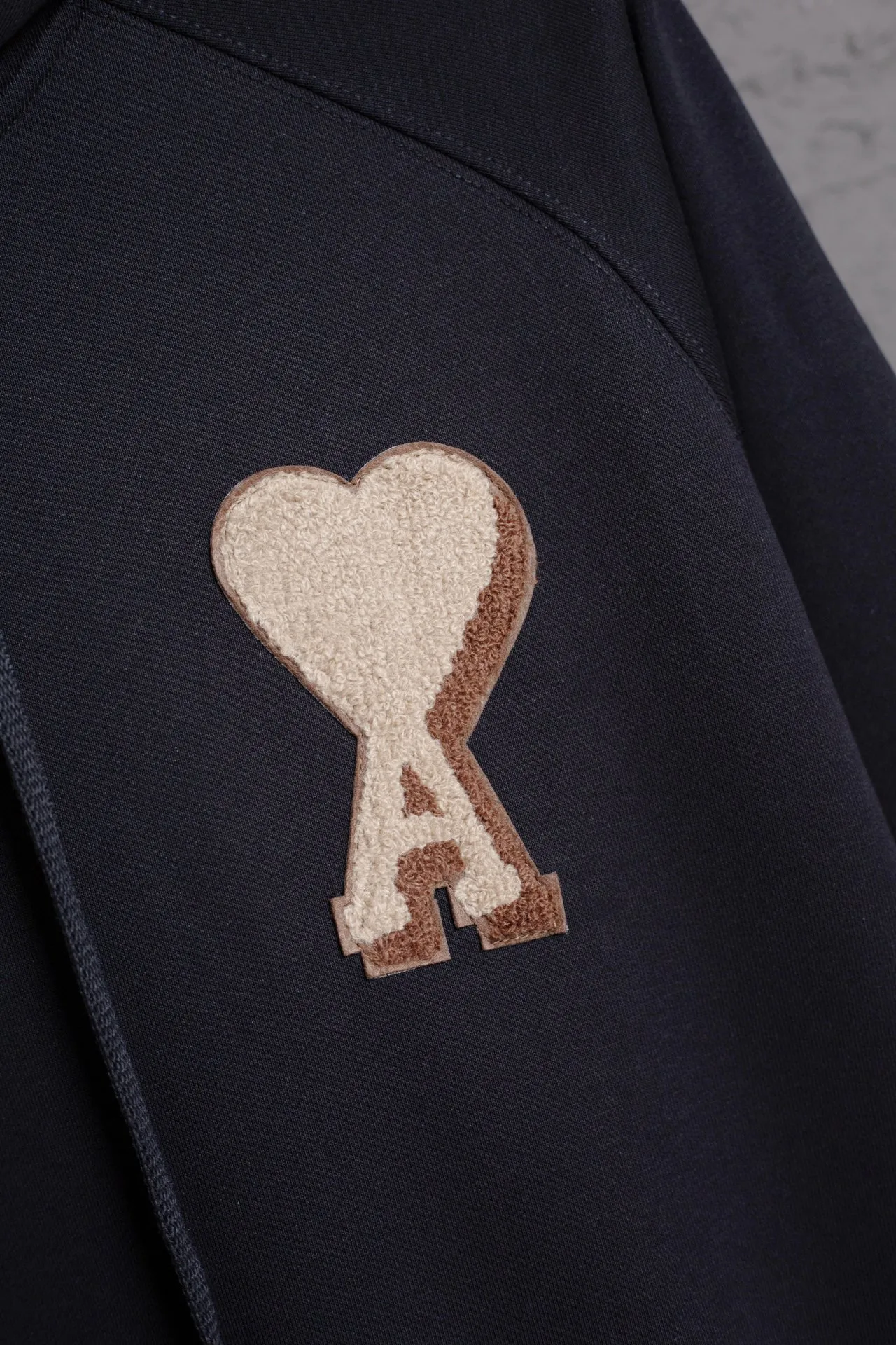 P176 AMI 25 autumn and winter new towel embroidered big heart towel embroidered raglan hooded sweatshirt, customized 360g pure cotton fabric, high version, new main wheat, washed wheat, same style for men and women, color: black, size: S-XL