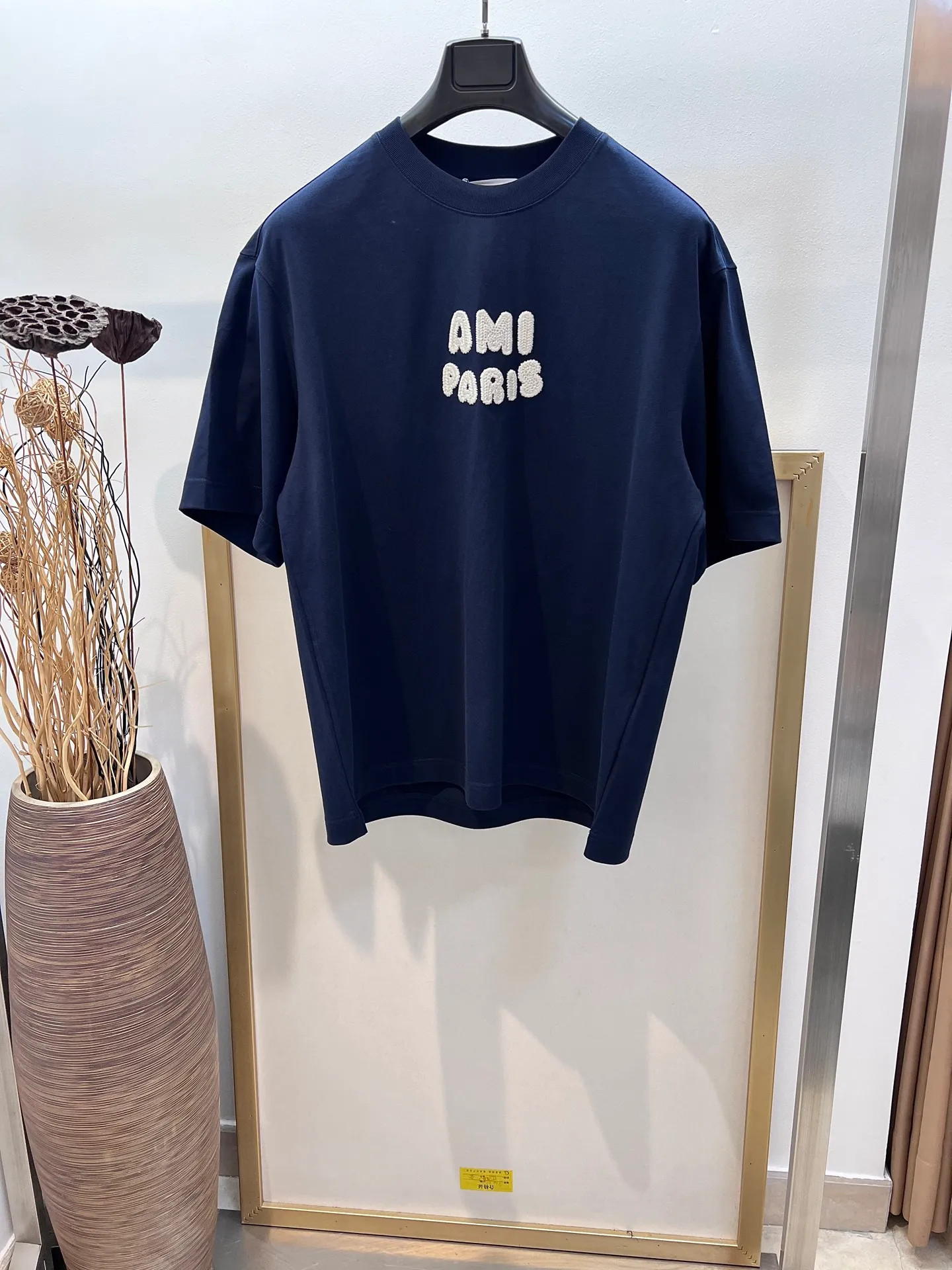 🅿️240 🌈Size: s/m/l/xl Dark royal blue/khaki Two colors Couple model 197353825081 AMI/Amy 2025FW A must-have for men Love series early spring limited edition is really not too good-looking Wool logo love embroidery/Same color AMI embroidery on the back Heavy cotton half-sleeved T-shirt Washing method: Wrap inside laundry bag and machine wash in cold water quickly! ! Do not soak/wash in warm water!