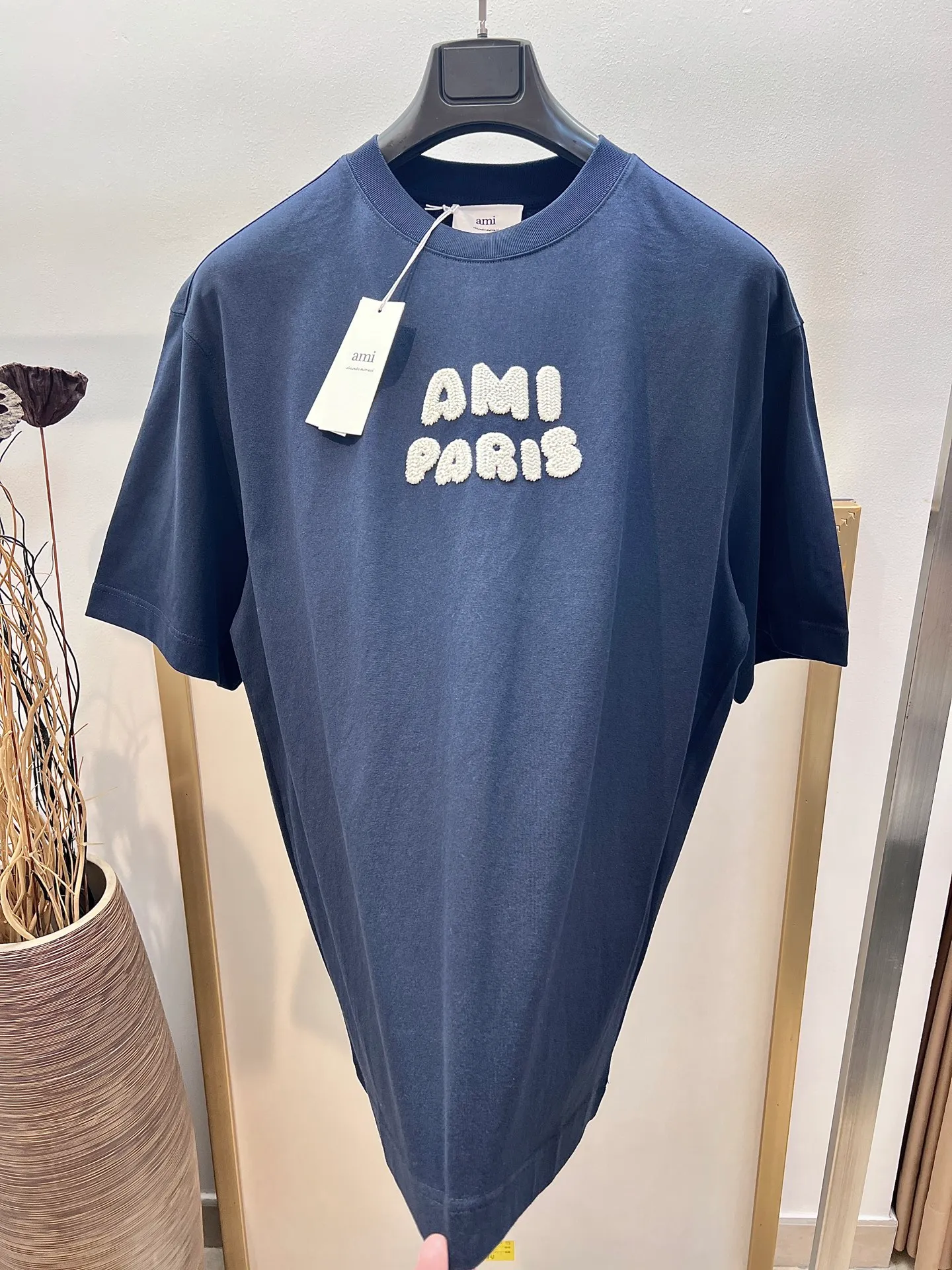 🅿️240 🌈Size: s/m/l/xl Dark royal blue/khaki Two colors Couple model 197353825081 AMI/Amy 2025FW A must-have for men Love series early spring limited edition is really not too good-looking Wool logo love embroidery/Same color AMI embroidery on the back Heavy cotton half-sleeved T-shirt Washing method: Wrap inside laundry bag and machine wash in cold water quickly! ! Do not soak/wash in warm water!