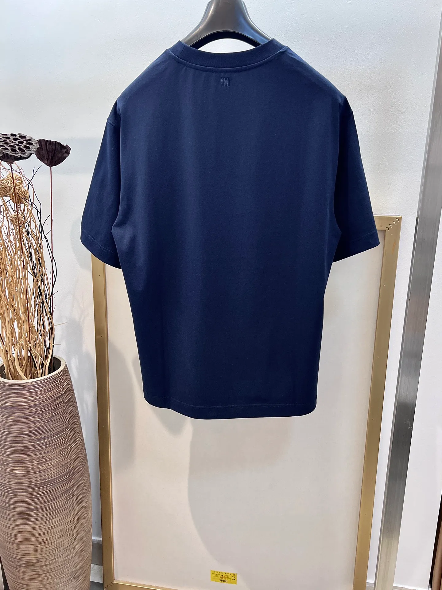 🅿️240 🌈Size: s/m/l/xl Dark royal blue/khaki Two colors Couple model 197353825081 AMI/Amy 2025FW A must-have for men Love series early spring limited edition is really not too good-looking Wool logo love embroidery/Same color AMI embroidery on the back Heavy cotton half-sleeved T-shirt Washing method: Wrap inside laundry bag and machine wash in cold water quickly! ! Do not soak/wash in warm water!