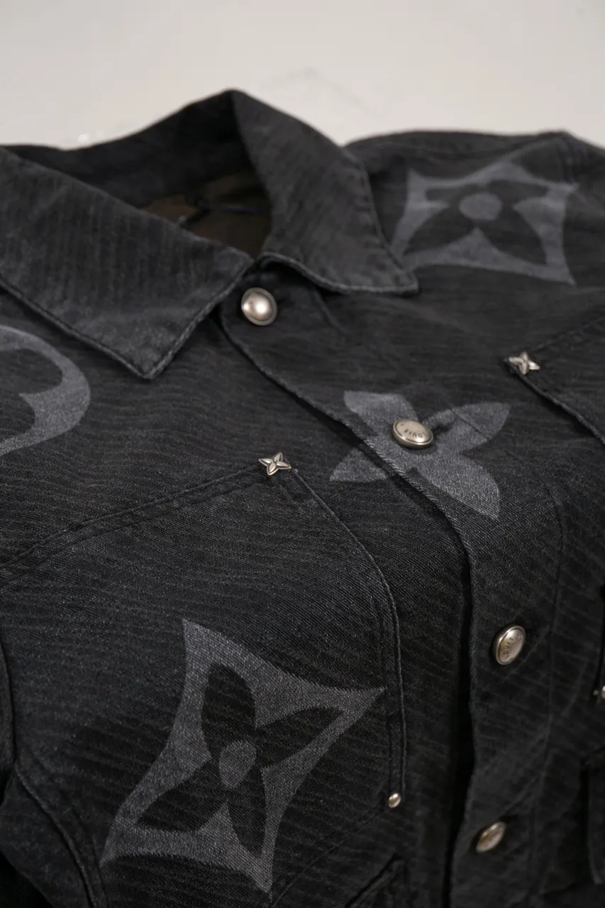 LV MONOGRAM Denim Tunic Jacket Denim Jacket This belted jacket incorporates multiple logo elements into the workwear silhouette, demonstrating the brand's exquisite craftsmanship. The washed denim fabric has a diagonal Epi jacquard texture, and the Monogram Macro pattern with light and dark gradients is superimposed on it. Monogram floral studs add an elegant touch to the design, perfect for matching trousers.  Regular fit Biased Epi jacquard Monogram Macro logo print Rear Damier nubuck patch with metallic LV accents Top pocket with Monogram floral studs Chest patch pocket Front flap pocket