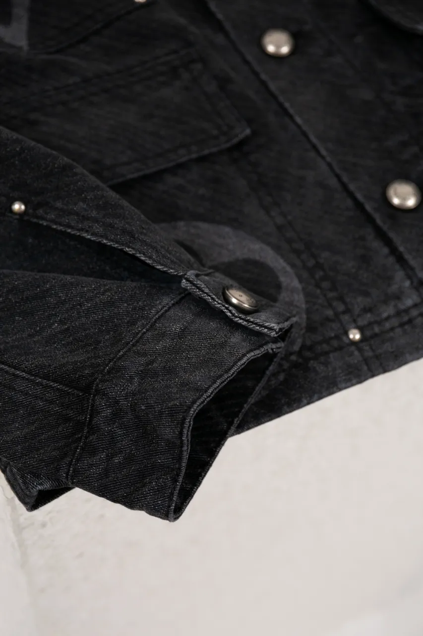 LV MONOGRAM Denim Tunic Jacket Denim Jacket This belted jacket incorporates multiple logo elements into the workwear silhouette, demonstrating the brand's exquisite craftsmanship. The washed denim fabric has a diagonal Epi jacquard texture, and the Monogram Macro pattern with light and dark gradients is superimposed on it. Monogram floral studs add an elegant touch to the design, perfect for matching trousers.  Regular fit Biased Epi jacquard Monogram Macro logo print Rear Damier nubuck patch with metallic LV accents Top pocket with Monogram floral studs Chest patch pocket Front flap pocket