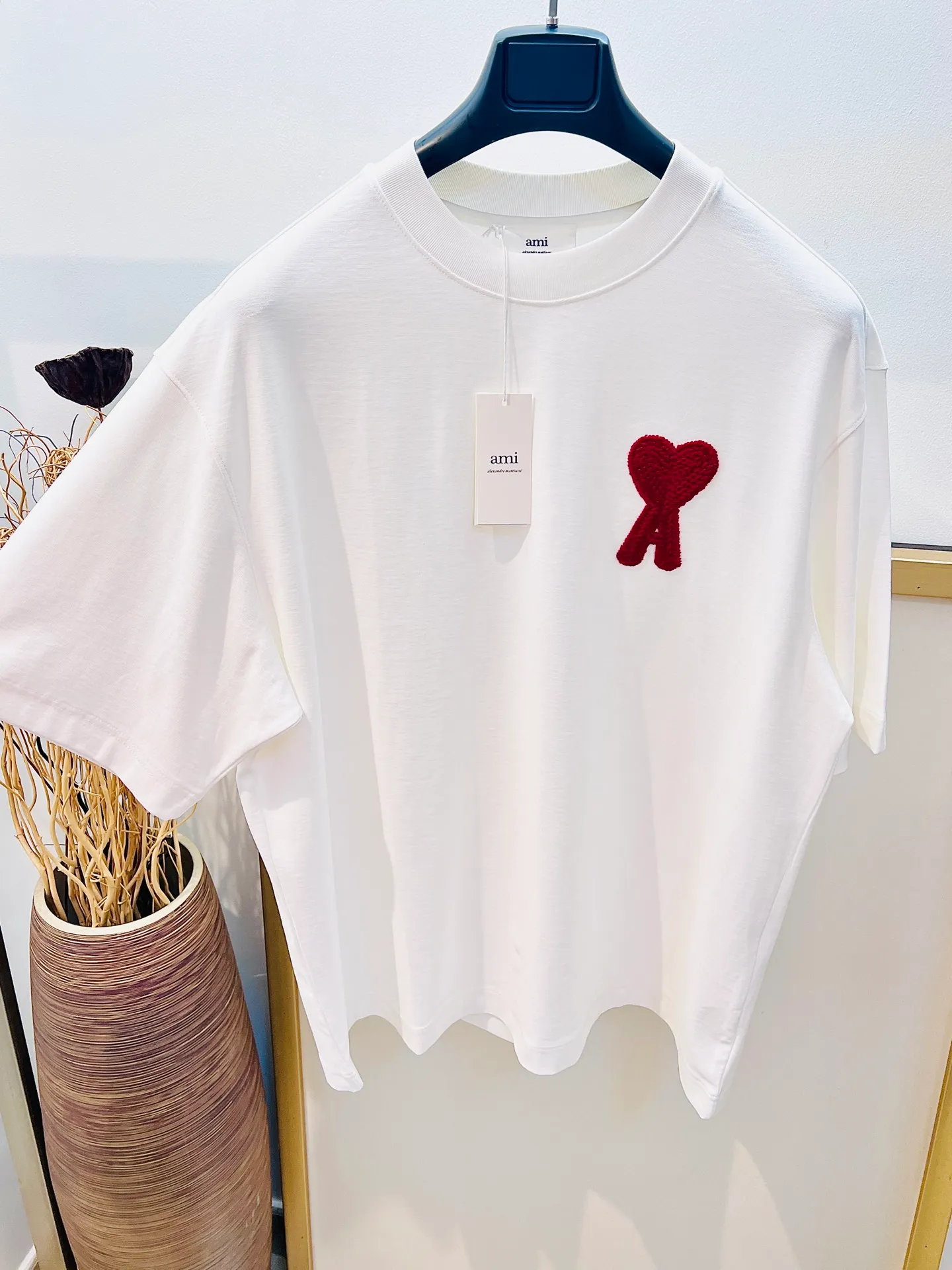 🅿️220 🌈Size: s/m/l/xl Black/White Couple Model 197353825081 AMI2025FW Love ❤️ Series Early Spring Limited Edition Wool logo love embroidery/Same color AMI embroidery on the back Heavy cotton half-sleeved T-shirt Washing method: Wrap in a laundry bag on the reverse side and quickly machine wash in cold water! ! Do not soak/wash in warm water! !