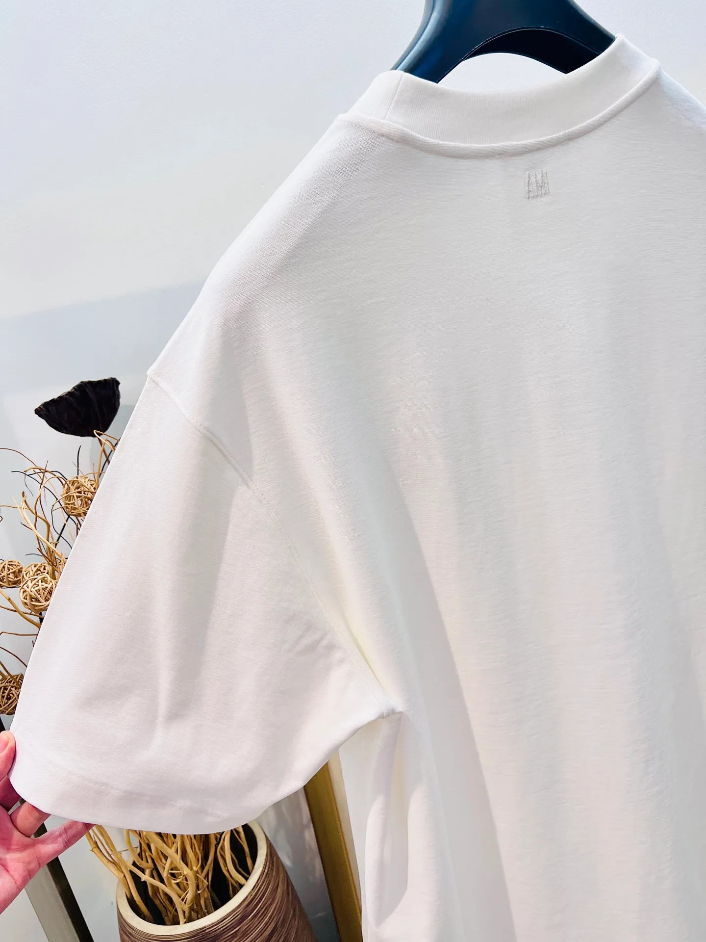 🅿️220 🌈Size: s/m/l/xl Black/White Couple Model 197353825081 AMI2025FW Love ❤️ Series Early Spring Limited Edition Wool logo love embroidery/Same color AMI embroidery on the back Heavy cotton half-sleeved T-shirt Washing method: Wrap in a laundry bag on the reverse side and quickly machine wash in cold water! ! Do not soak/wash in warm water! !
