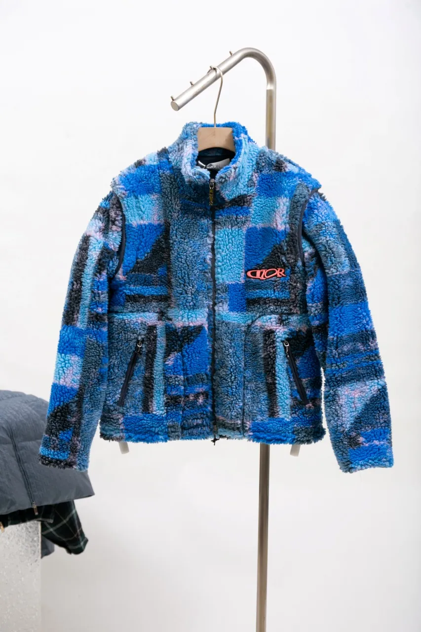 DIOR 24ss new zipper jacket comes from the DIOR AND LEWIS HAMILTON limited series. Crafted from blue technical fleece, it features DIOR AND LEWIS HAMILTON embroidery on the chest and back, a graphic nod to the Dior name. Wear it with jeans for a fresh, colorful look. Size: S.M.L.XL.