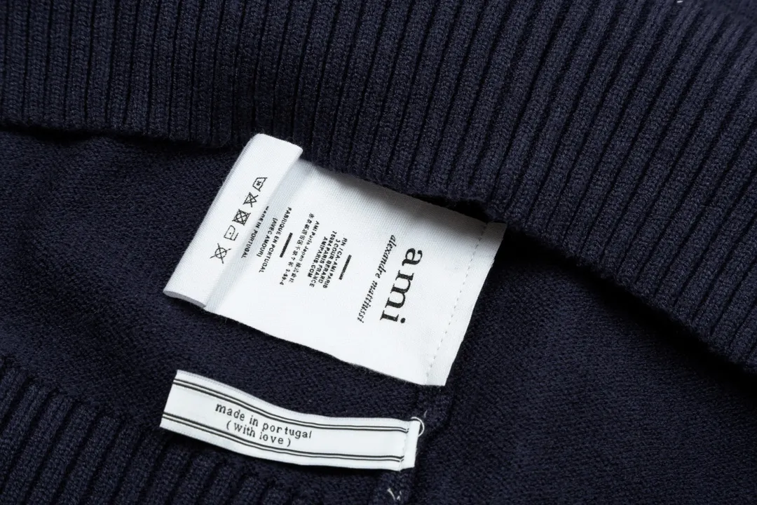 A8170# Ami Paris 2024 autumn and winter new three-dimensional love solid color V-neck cardigan wool heart embroidered wool sweater lazy style oversize version for men and women Color: Royal Blue Aqua Green Apricot Code Number: S-XL