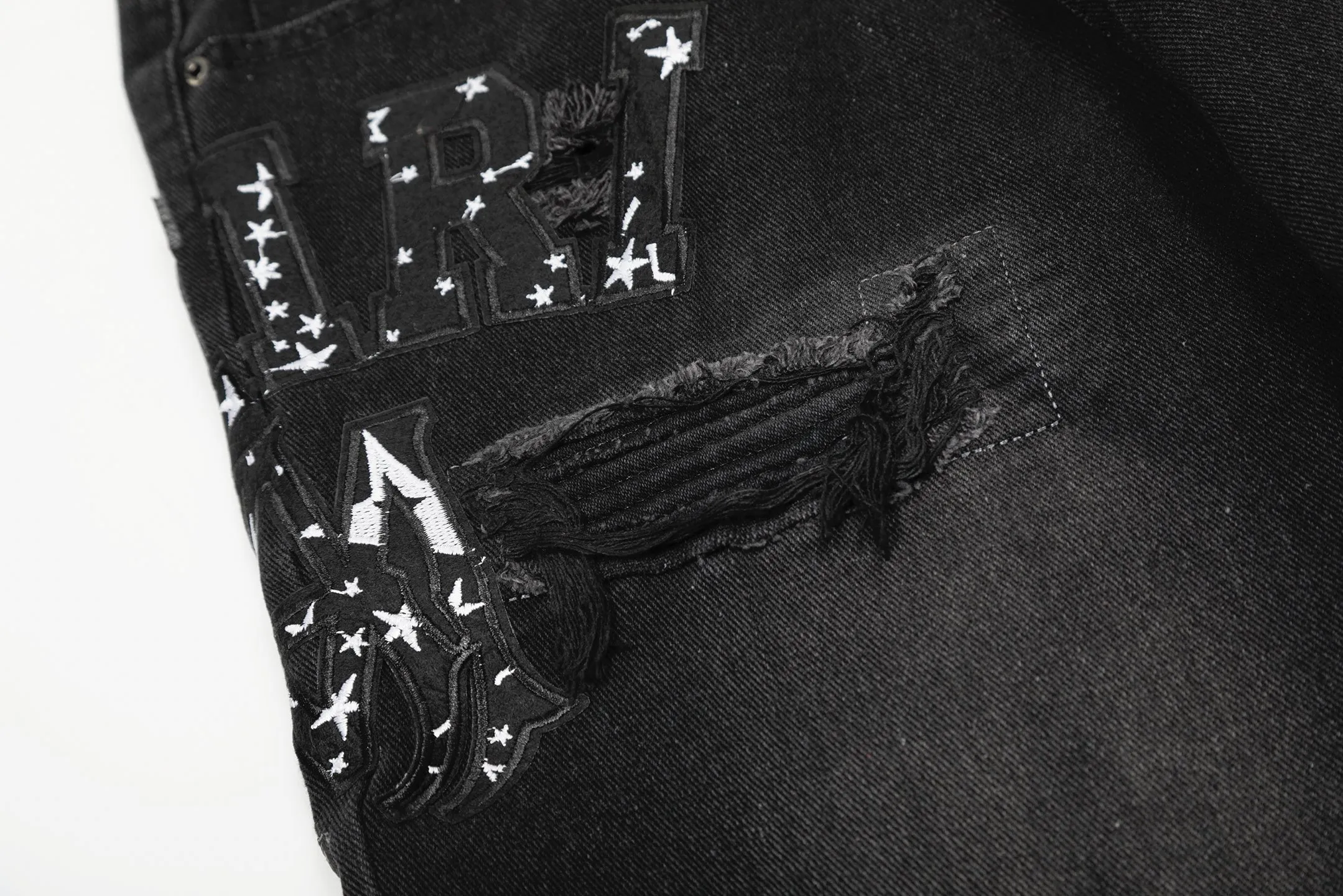 M21 P168💰 Amiri classic embroidered leather ripped letter jeans slim fit jeans produced by a large washed factory. Full of high-end feel. Knee part destroyed design with leather patchwork design. Already used as facade design. Leather waist nameplate. The focus of this style is not on washing, but on the shape and version of the damage. The secret lies in the craftsmanship of the master. Later fraying, horse cutting, knife cutting, etc. The cost of these handmade products is far beyond comparison with assembly line products. Color: Picture color Size: 30-32-34-36