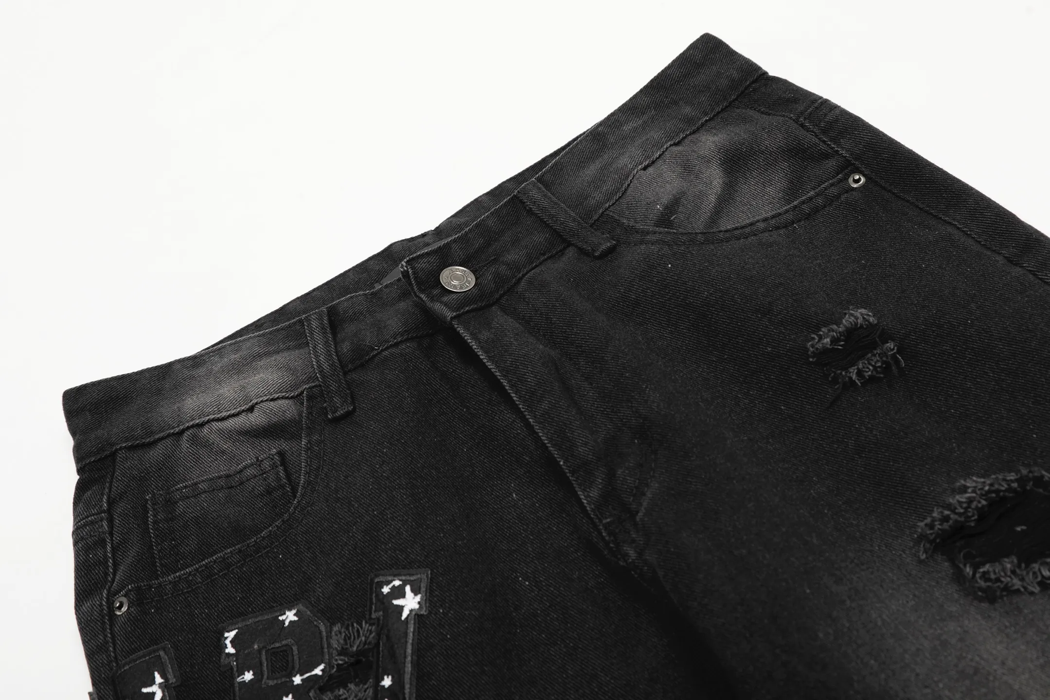 M21 P168💰 Amiri classic embroidered leather ripped letter jeans slim fit jeans produced by a large washed factory. Full of high-end feel. Knee part destroyed design with leather patchwork design. Already used as facade design. Leather waist nameplate. The focus of this style is not on washing, but on the shape and version of the damage. The secret lies in the craftsmanship of the master. Later fraying, horse cutting, knife cutting, etc. The cost of these handmade products is far beyond comparison with assembly line products. Color: Picture color Size: 30-32-34-36