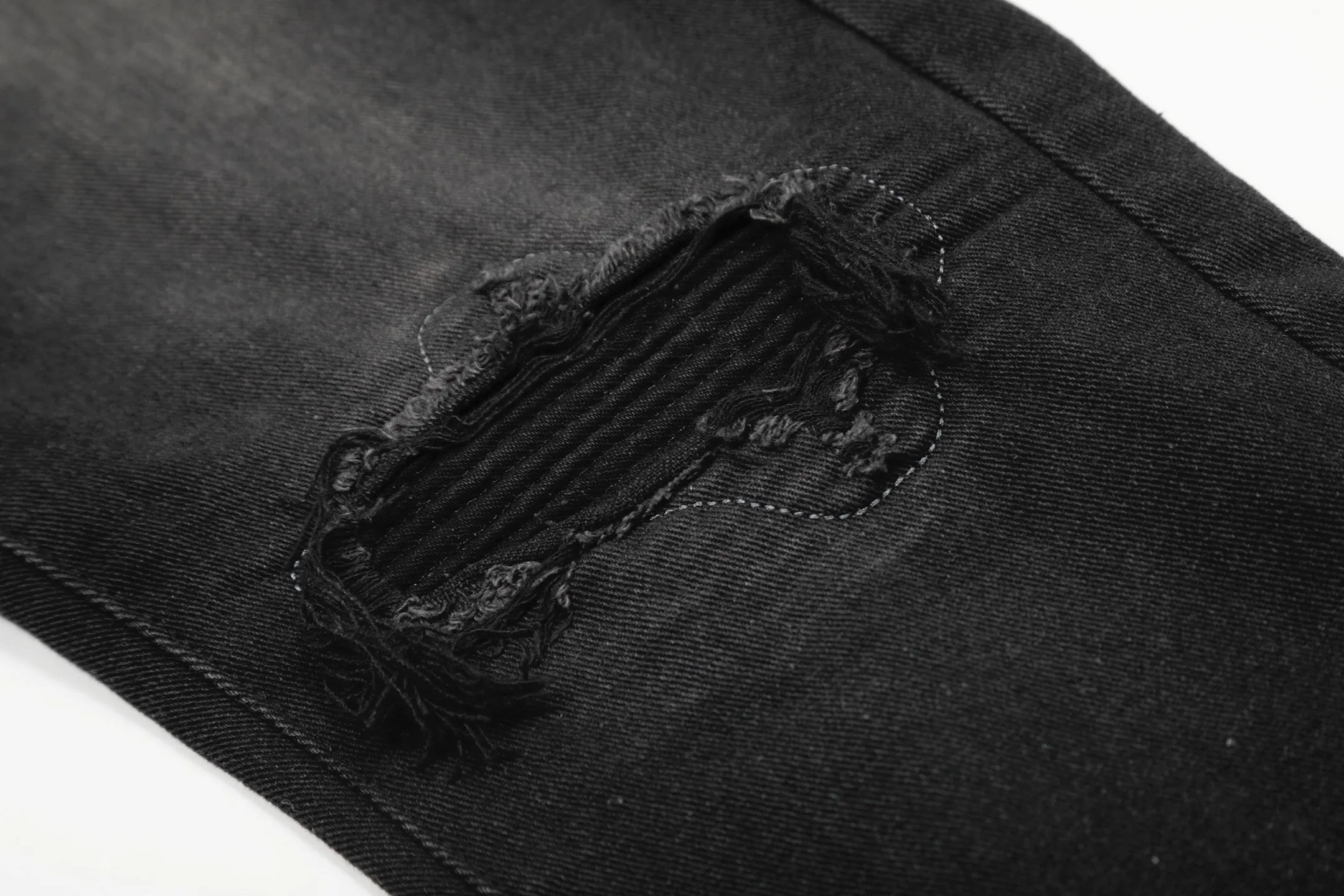 M21 P168💰 Amiri classic embroidered leather ripped letter jeans slim fit jeans produced by a large washed factory. Full of high-end feel. Knee part destroyed design with leather patchwork design. Already used as facade design. Leather waist nameplate. The focus of this style is not on washing, but on the shape and version of the damage. The secret lies in the craftsmanship of the master. Later fraying, horse cutting, knife cutting, etc. The cost of these handmade products is far beyond comparison with assembly line products. Color: Picture color Size: 30-32-34-36