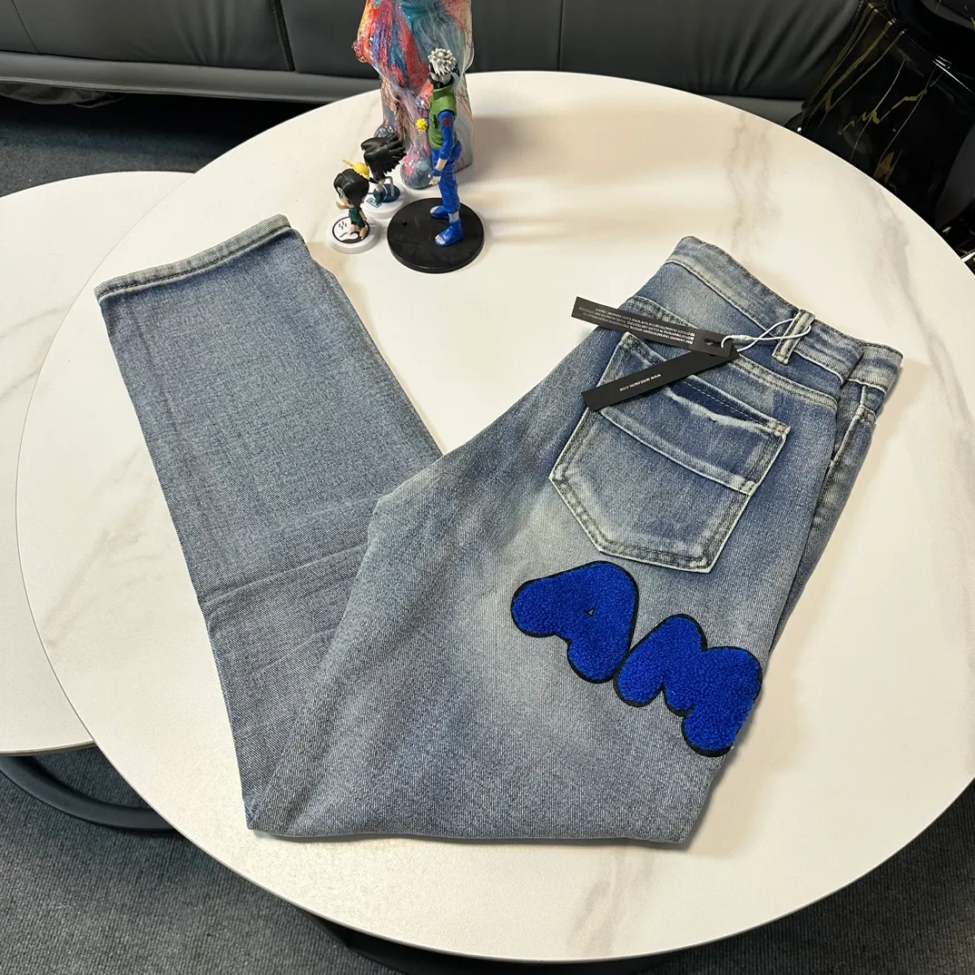 P210 Amiri classic embroidered patched leather distressed letter jeans, slim fit jeans, produced by a major washed factory. Full of high-end feel. Partial damage to the knees and patchwork leather design. Already used as a facade design. Leather waist nameplate. The focus of this style is not on washing, but on the shape and version of the damage. The secret lies in the craftsmanship of the master. Later fraying, horse cutting, knife cutting, etc. The cost of hand-made products is far beyond comparison with assembly line products. Size: 30-32-34-36