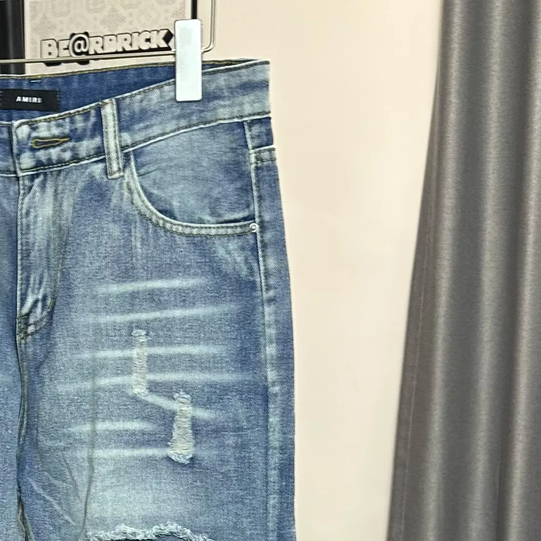 P210 Amiri classic embroidered patched leather distressed letter jeans, slim fit jeans, produced by a major washed factory. Full of high-end feel. Partial damage to the knees and patchwork leather design. Already used as a facade design. Leather waist nameplate. The focus of this style is not on washing, but on the shape and version of the damage. The secret lies in the craftsmanship of the master. Later fraying, horse cutting, knife cutting, etc. The cost of hand-made products is far beyond comparison with assembly line products. Size: 30-32-34-36