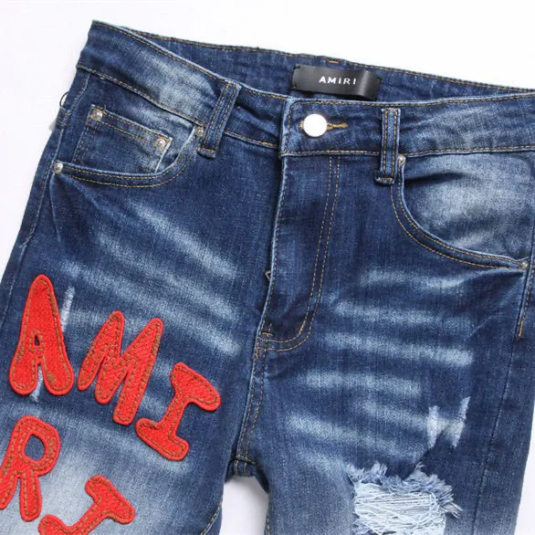 P180 Top replica AMIRI splash-ink medal patch embroidered jeans trousers AMIRI high street basic ripped tight stretch jeans trousers Amiriamiri is transliterated as Emil, which is the name of the founder. Mike Amiri, the founder of amiri, grew up in Los Angeles, USA. He was influenced by the local street culture Rock since he was a child, so he founded the amiri brand named after himself. A variety of trendy brand clothing meets the needs of different fashion players. Amiri clothing has novel and unique styles and is a well-known street brand in the United States. Many of its styles and styles are loved by many street photographers. Various clothing styles meet the needs of different people, show their unique temperament, and show the trend of dressing. amiri's jeans are relatively famous. Not only do they have many styles, but the quality of the jeans is also very good. Many celebrities have also worn amiri brand jeans.  The jeans of the amiri brand break through the production process and cutting of the original jeans. The fabrics are relatively soft and comfortable, and are not as hard as some jeans, which can irritate the skin and cause the skin to bleed when worn. Los Angeles trendy brand Amiri's jeans are made with great detail from tailoring to texture, adding wrinkles, bullet holes, damage and other details to add to the trendiness of the jeans. You can choose the style that suits you according to your own needs. Only when you wear a suitable style can you have a certain sense of fashion.  In recent years, high street has become a word that appears more and more frequently in men's clothing. High street style has also become an important direction for everyone's matching. High street related items are basically inseparable from oversize or off-shoulder tops. The lower body is matched with trackpants or tight-fitting denim. In my opinion, the most representative one is perhaps annihilation. Color; picture color Size: m l xl xxl