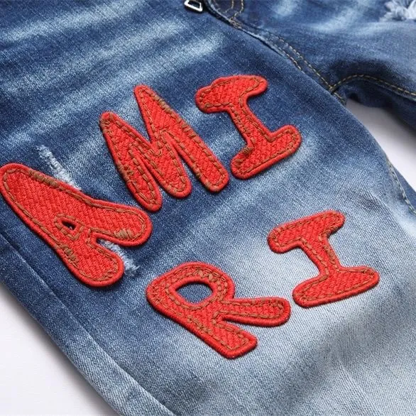 P180 Top replica AMIRI splash-ink medal patch embroidered jeans trousers AMIRI high street basic ripped tight stretch jeans trousers Amiriamiri is transliterated as Emil, which is the name of the founder. Mike Amiri, the founder of amiri, grew up in Los Angeles, USA. He was influenced by the local street culture Rock since he was a child, so he founded the amiri brand named after himself. A variety of trendy brand clothing meets the needs of different fashion players. Amiri clothing has novel and unique styles and is a well-known street brand in the United States. Many of its styles and styles are loved by many street photographers. Various clothing styles meet the needs of different people, show their unique temperament, and show the trend of dressing. amiri's jeans are relatively famous. Not only do they have many styles, but the quality of the jeans is also very good. Many celebrities have also worn amiri brand jeans.  The jeans of the amiri brand break through the production process and cutting of the original jeans. The fabrics are relatively soft and comfortable, and are not as hard as some jeans, which can irritate the skin and cause the skin to bleed when worn. Los Angeles trendy brand Amiri's jeans are made with great detail from tailoring to texture, adding wrinkles, bullet holes, damage and other details to add to the trendiness of the jeans. You can choose the style that suits you according to your own needs. Only when you wear a suitable style can you have a certain sense of fashion.  In recent years, high street has become a word that appears more and more frequently in men's clothing. High street style has also become an important direction for everyone's matching. High street related items are basically inseparable from oversize or off-shoulder tops. The lower body is matched with trackpants or tight-fitting denim. In my opinion, the most representative one is perhaps annihilation. Color; picture color Size: m l xl xxl