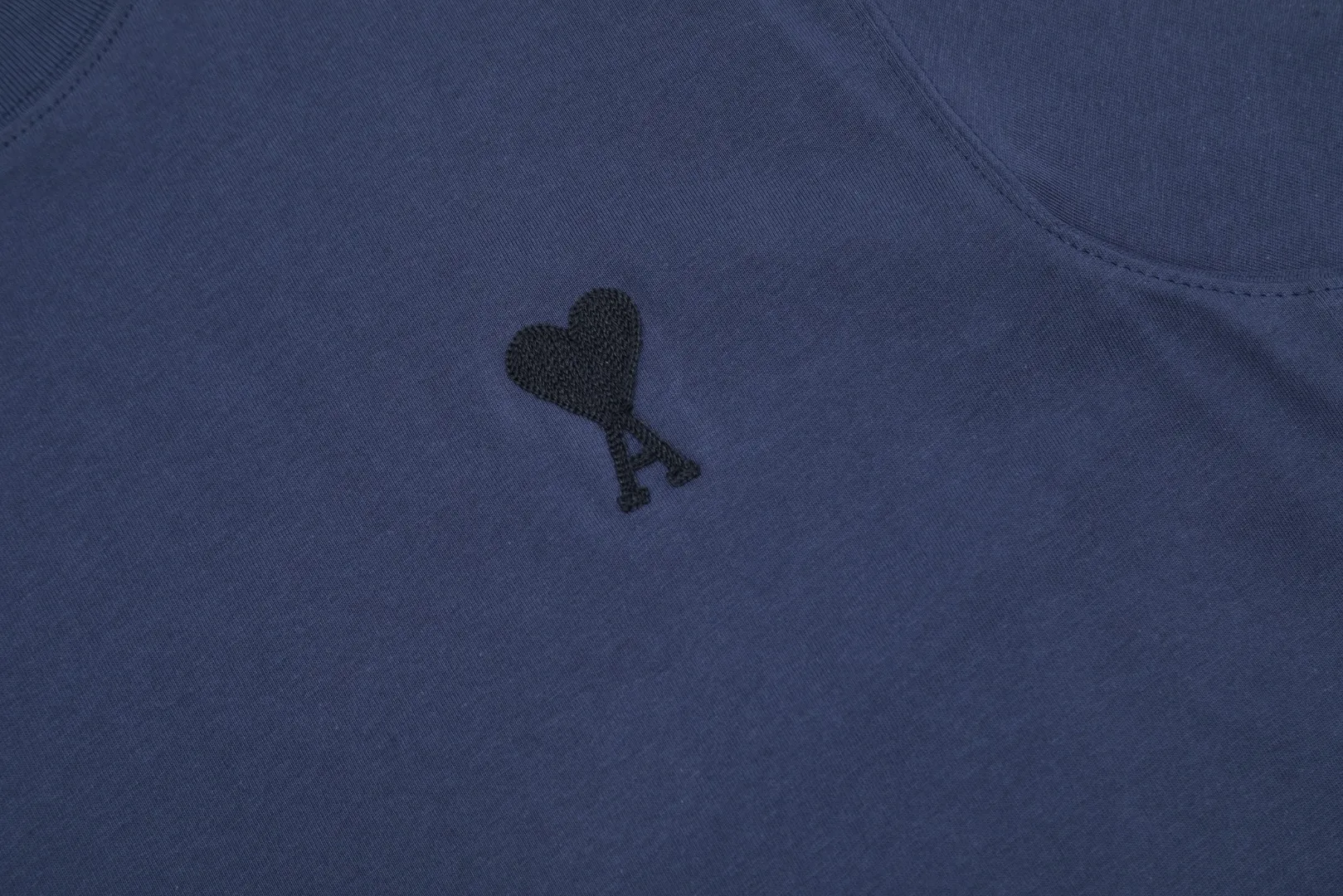 🅿️116 "The first quality in the market" Style number: LT3109# Ami Ami 2024ss spring and summer classic new embroidered love short sleeves We have been making this style for the third year. At the beginning, there were no counters in mainland China and we were already making it. The quality and details are invincible. Order with confidence and pay attention to the details. ✅2024 newly upgraded two-end folding handmade main wheat. Restore the counter. ✅240G Xinjiang long-staple cotton top double yarn. The shrinkage rate is controlled at 2%. Export-grade solid color quality, truly not easy to deform, shrink or fade. ✅Details are the only one in Guangzhou. Half-fold neck design at the counter. Complex workmanship. ✅The maximum size can be worn up to 230 catties. No pressure to export to Europe and the United States. Sizes S-XL Color (8 colors): Black, navy, oatmeal, pink, white, gray, light blue, rose pink