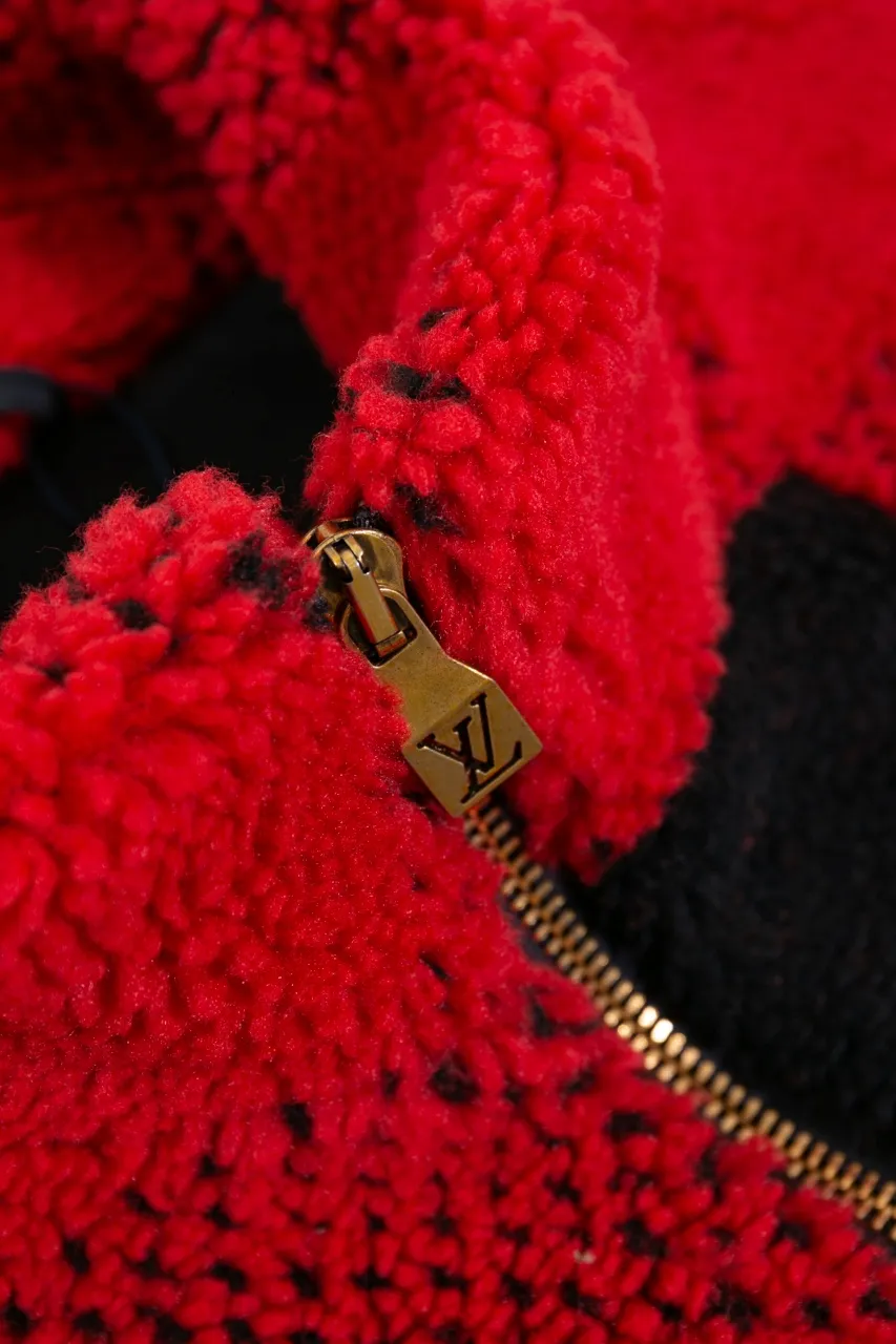 LV 24ss new cashmere tunic jacket. Process description: red and black contrasting checkerboard effect, Monogram flowers integrated into Damier Buffalo plaid, zipper front with brand-engraved zipper puller, metal zipper placket, ribbed cuffs and hem, knitted lining to increase comfort, casual style, suitable for both men and women!
