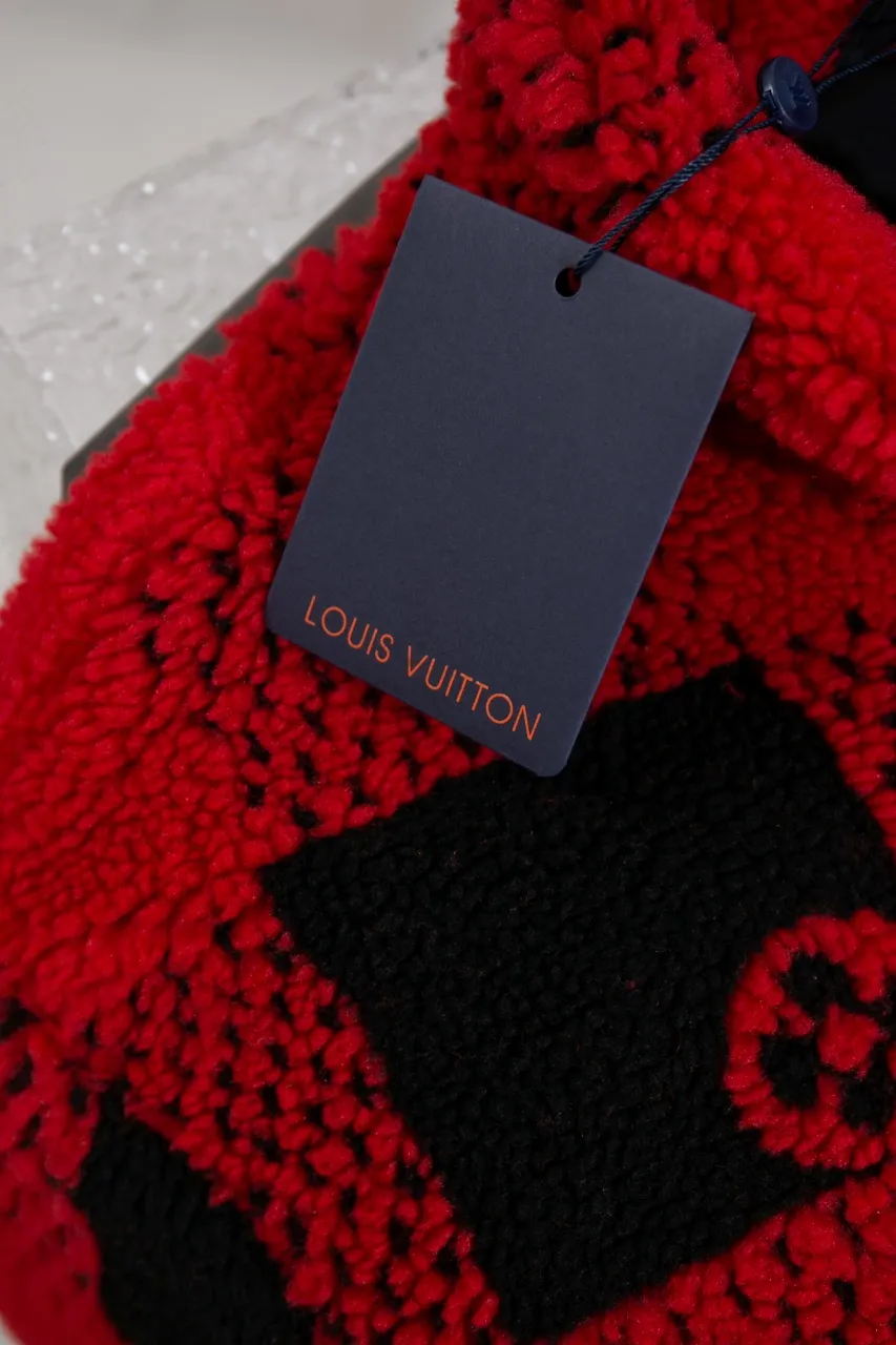 LV 24ss new cashmere tunic jacket. Process description: red and black contrasting checkerboard effect, Monogram flowers integrated into Damier Buffalo plaid, zipper front with brand-engraved zipper puller, metal zipper placket, ribbed cuffs and hem, knitted lining to increase comfort, casual style, suitable for both men and women!