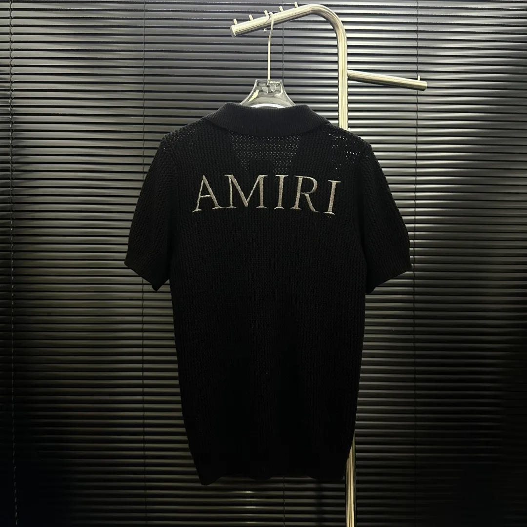 P300 Style: AMIRI Ten Thousand Needle Embroidered Knitted POLO Short Sleeves Size: S-XXL Fabric: Wool blend Accessories: Full set of customized original accessories No gender distinction, same style for men and women