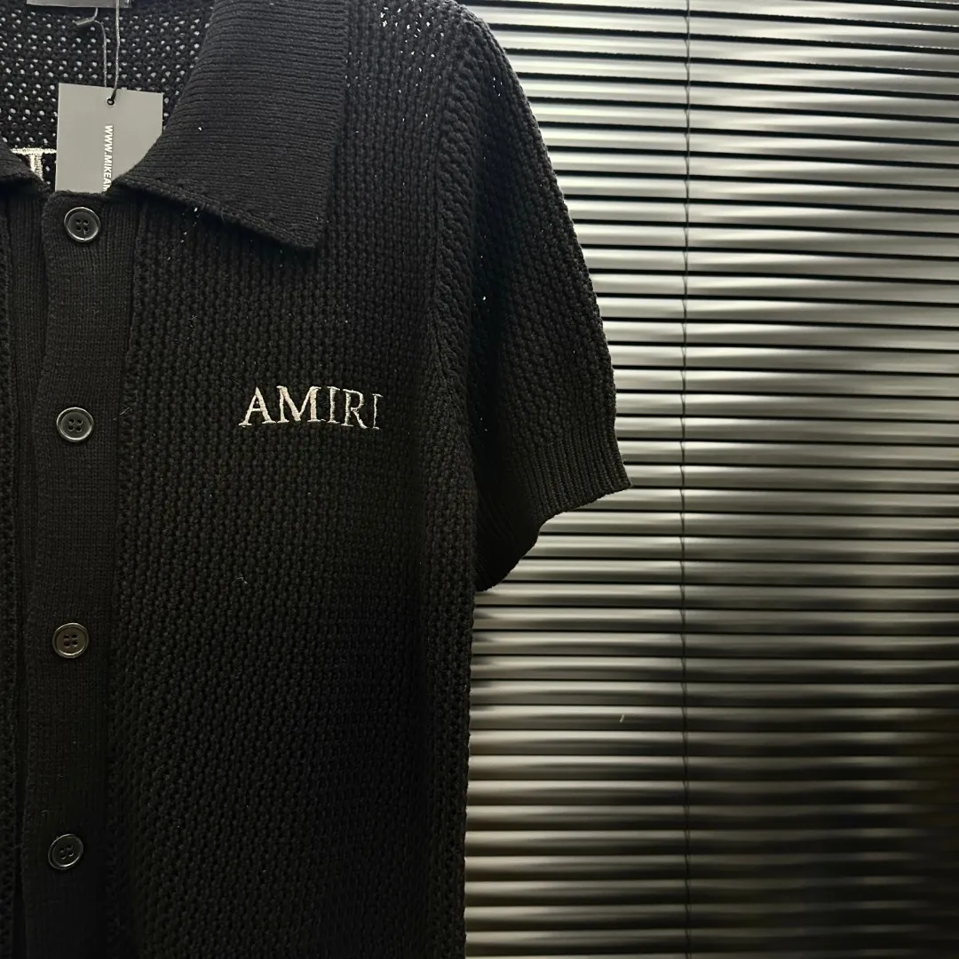 P300 Style: AMIRI Ten Thousand Needle Embroidered Knitted POLO Short Sleeves Size: S-XXL Fabric: Wool blend Accessories: Full set of customized original accessories No gender distinction, same style for men and women