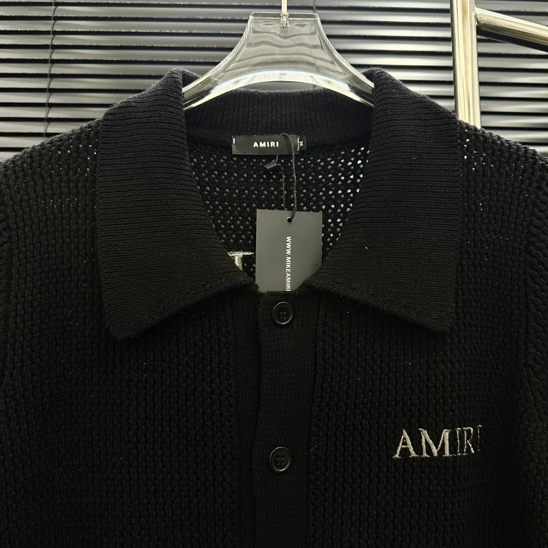 P300 Style: AMIRI Ten Thousand Needle Embroidered Knitted POLO Short Sleeves Size: S-XXL Fabric: Wool blend Accessories: Full set of customized original accessories No gender distinction, same style for men and women