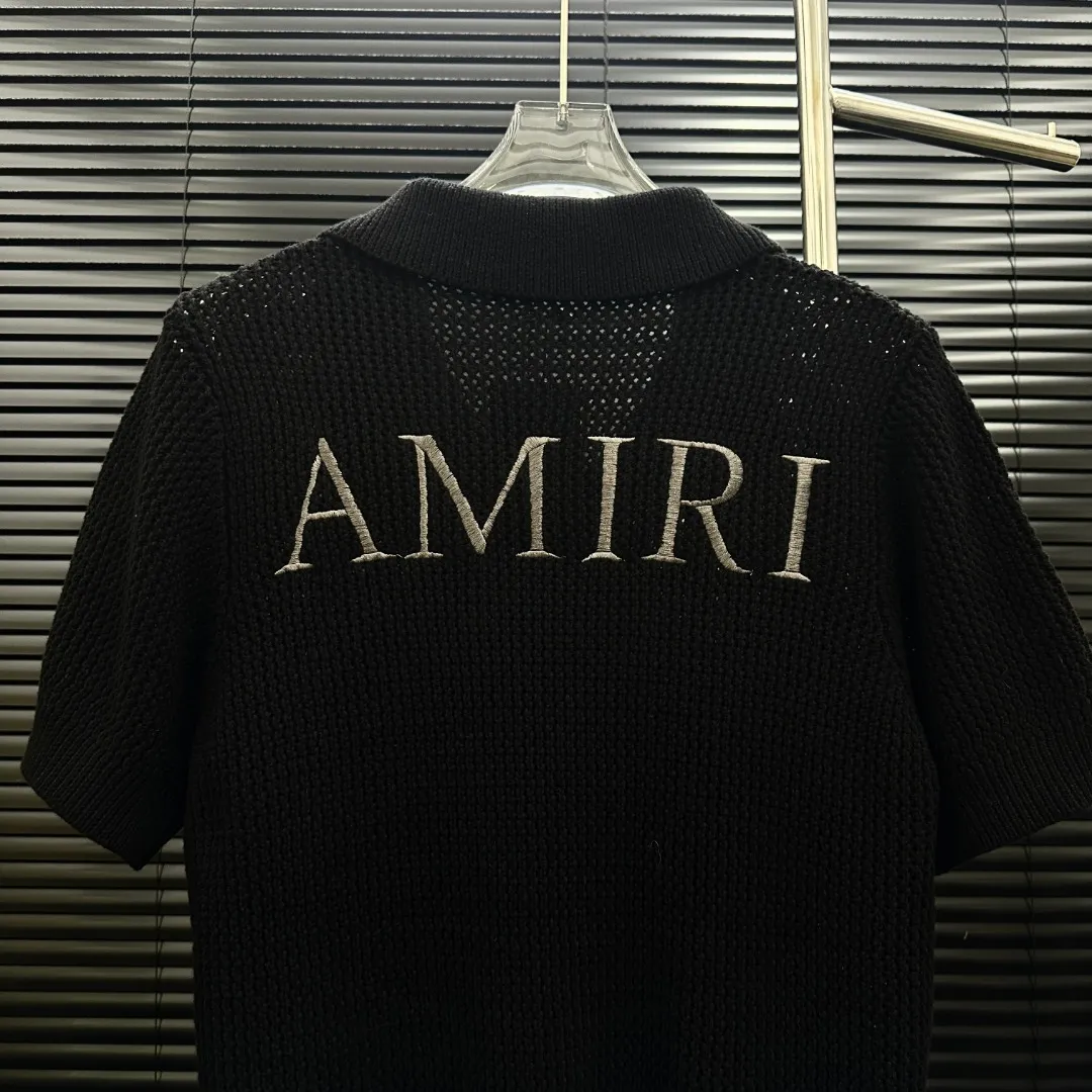 P300 Style: AMIRI Ten Thousand Needle Embroidered Knitted POLO Short Sleeves Size: S-XXL Fabric: Wool blend Accessories: Full set of customized original accessories No gender distinction, same style for men and women