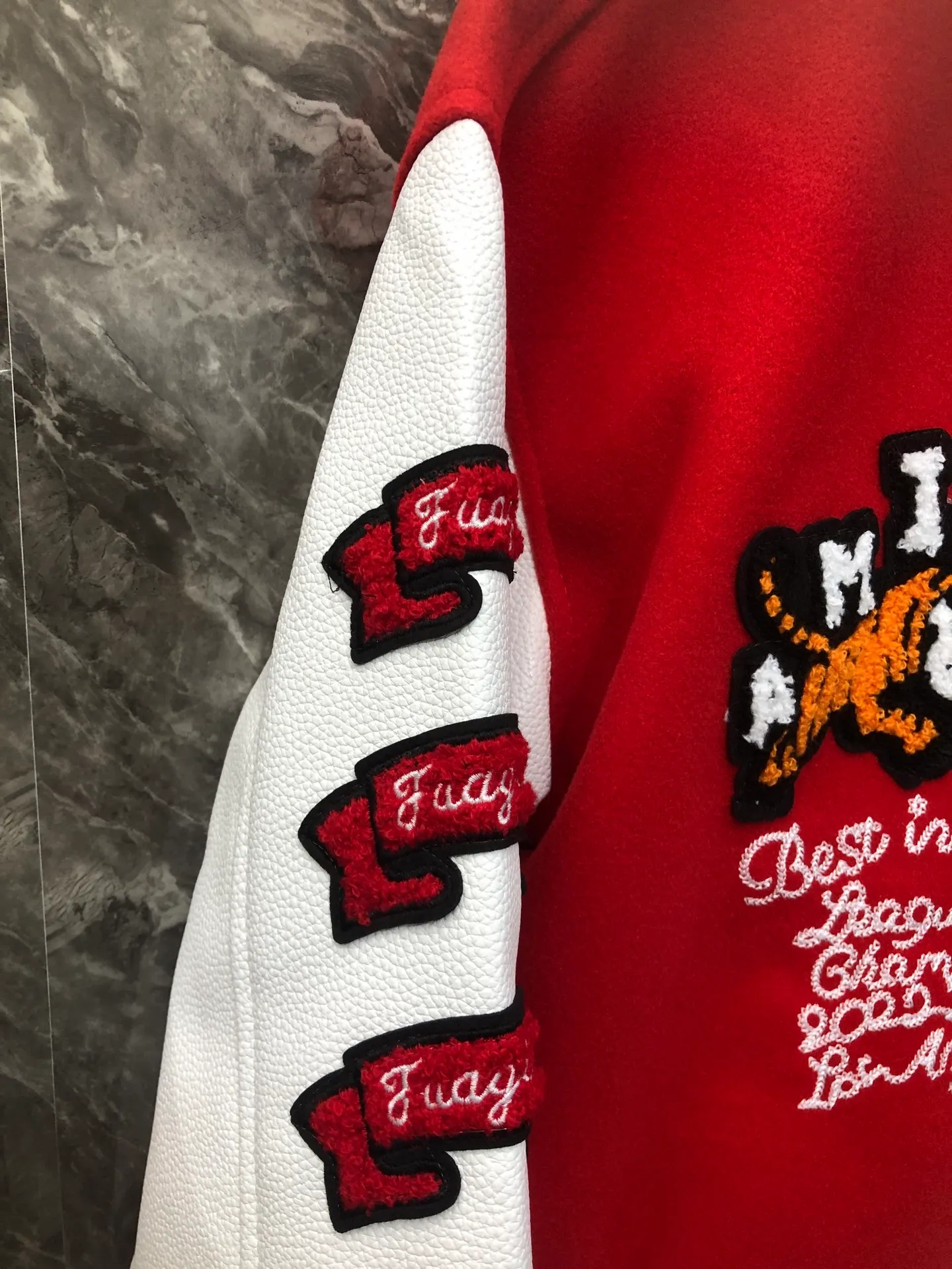 P370 AMIRI's new baseball jacket with tiger towel embroidery and thousands of needle embroideries, made of high-weight dragon and phoenix nylon fabric with pebbled leather sleeves, and heavy-duty hardware buttons restored to 1:1 Size: M L XL XXL