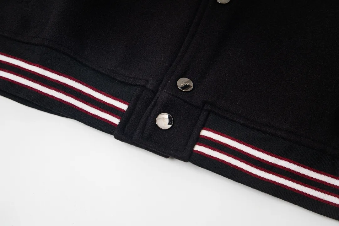 P360 model number Y625 Amiri embroidered baseball jacket. Super age-reducing college style design, another trend-setting baseball uniform item. Ami contrasting sleeves, the main color is black + burgundy, white embellishes the overall fashion sense. The superposition of three colors is complex but not chaotic, giving off a youthful and trendy charm! Made from customer-supplied cotton corduroy fabric, it has a natural color, oily and delicate, simple and rich texture. The contrasting color design has a retro flavor and is rich in gold. The lining is made of silk viscose blended material and is quilted. ➕Customer-supplied snap placket design creates a fashionable college charm. The shirt collar and sleeve arms are designed with contrasting splicing to highlight the neat temperament. The sleeve arm flocking🦴bone flocking logo decoration gives the garment a unique style. Become the creator of new punctuation. Same style for men and women. Color: Black Size: M-XXL