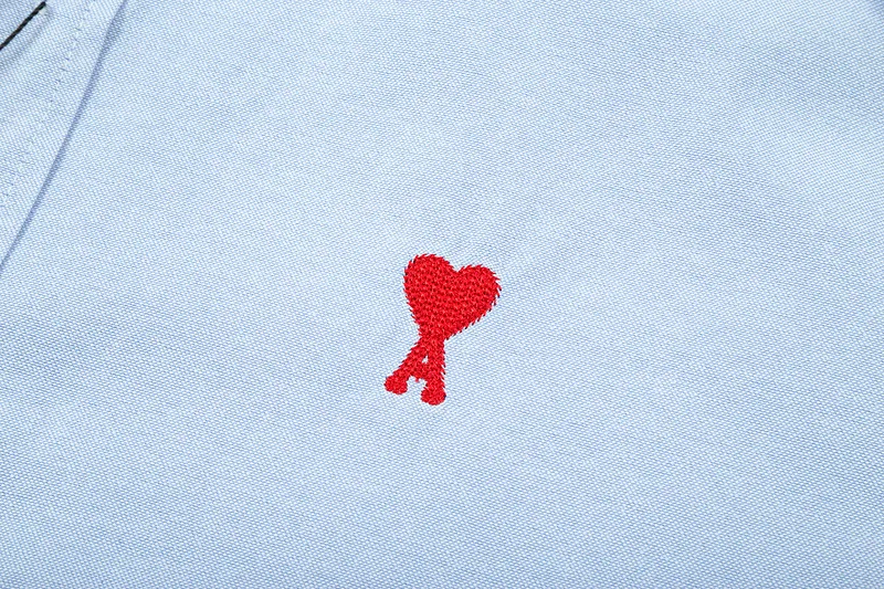 AMI Paris classic autumn red small heart embroidery on the chest, casual cotton solid color short-sleeved Oxford shirt, original custom-made 180g pure cotton fabric, loose off-shoulder version, same style for men and women. Color: brown, Baolan Tianlan, green, yellow, gray, white, pink, size: S-XL