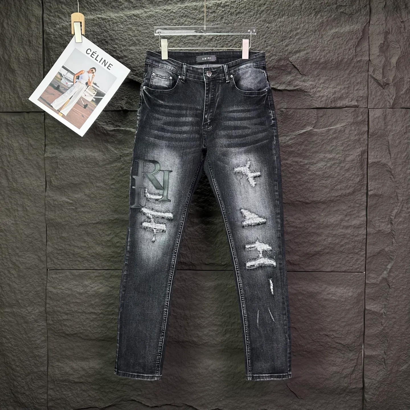 P240 Amiri 2025 new frayed black leather embroidered letters couple style washed stretch jeans 🔥High version🔥High version🔥Top ceiling quality Styles with different washed textures are very friendly to people with thin legs and thick legs. The straight and loose version is very flattering. Moderate length that never goes out of style, easy to match with casually, basic styling for various styles, a must-have in the wardrobe! The fabric is stiff but also makes the upper body soft without losing texture. The washing process is even more perfect. It is a must-have item for everyone! ! ! Washed wheat, tag, pants label, three complete labels Color: washed black Size: 28, 30, 32, 34 (four sizes)