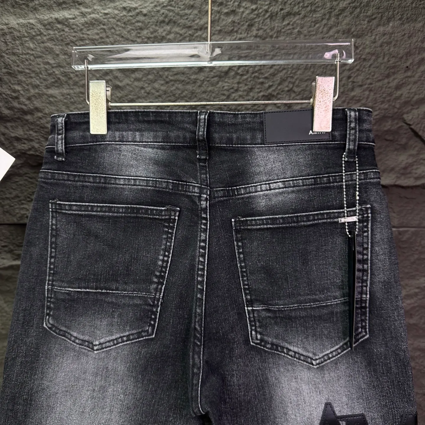 P240 Amiri 2025 new frayed black leather embroidered letters couple style washed stretch jeans 🔥High version🔥High version🔥Top ceiling quality Styles with different washed textures are very friendly to people with thin legs and thick legs. The straight and loose version is very flattering. Moderate length that never goes out of style, easy to match with casually, basic styling for various styles, a must-have in the wardrobe! The fabric is stiff but also makes the upper body soft without losing texture. The washing process is even more perfect. It is a must-have item for everyone! ! ! Washed wheat, tag, pants label, three complete labels Color: washed black Size: 28, 30, 32, 34 (four sizes)