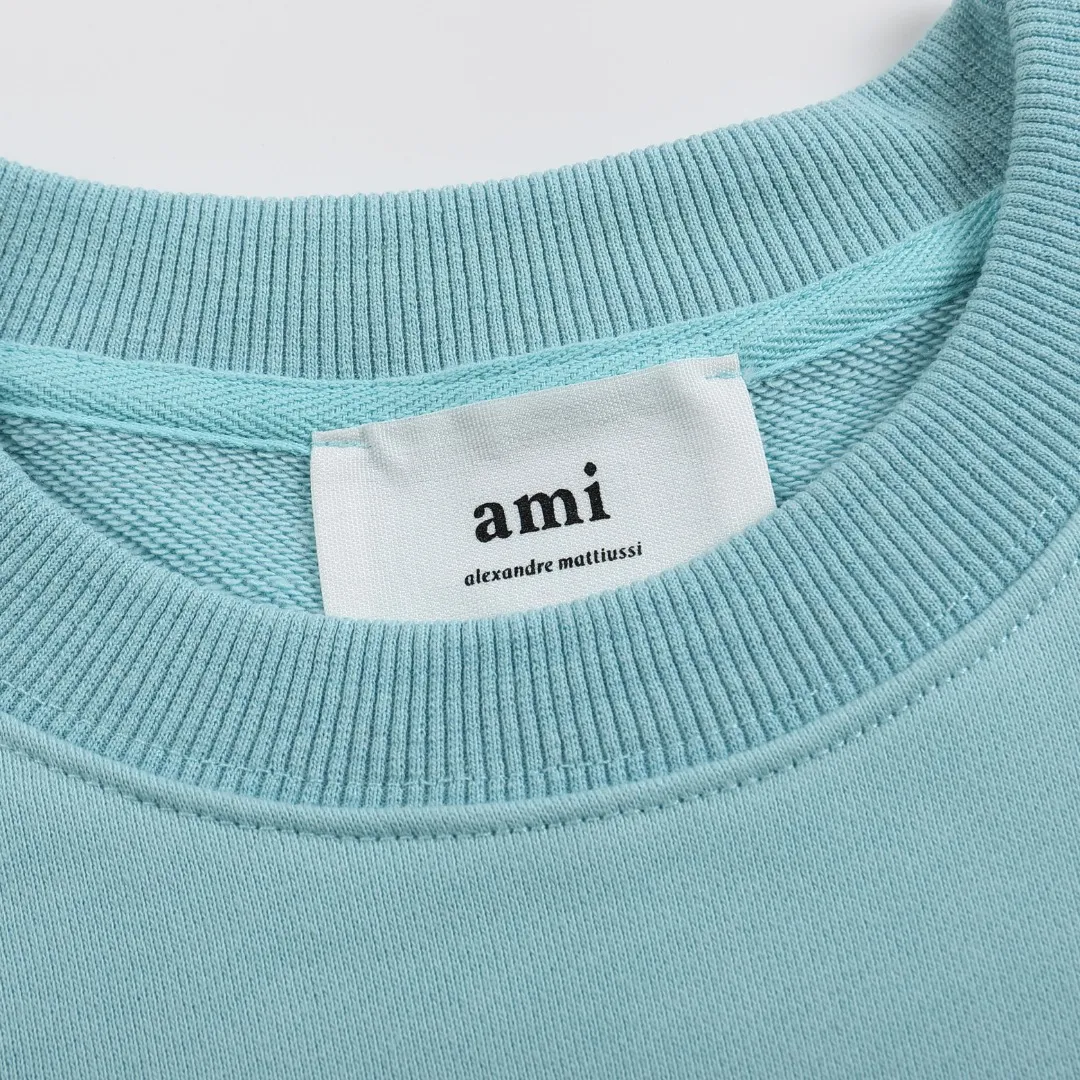 P150 Style No. 204 2025 embroidered large chapter style (15 colors in total) AMI 2025 autumn and winter classic large chapter round neck sweatshirt 15 colors to meet everyone’s needs. The fabric is made of 380g pure cotton fabric, which is thick and textured. The whole network’s counters purchase quality supporting output, which perfectly restores the genuine chapter. All the chapters are made of thick wool knitting. The absolute quality can be compared with any one in the market. There is no color difference in custom-dyed threads. The detailed accessories and tag packaging are all 1:1 with the genuine products, with the spirit of craftsmanship to give back to customers.   Color: Aqua Green Size: S M L XL