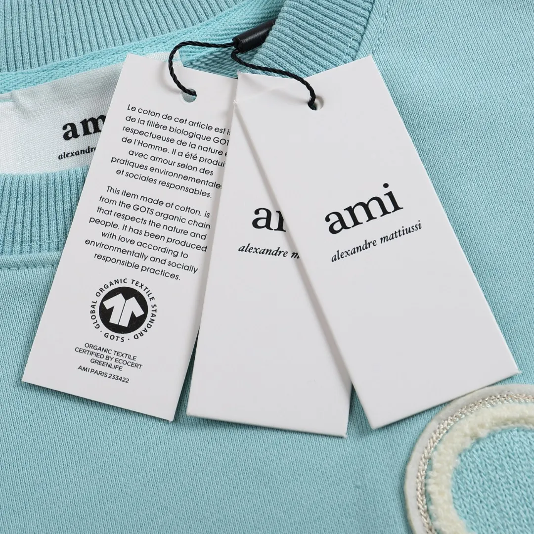 P150 Style No. 204 2025 embroidered large chapter style (15 colors in total) AMI 2025 autumn and winter classic large chapter round neck sweatshirt 15 colors to meet everyone’s needs. The fabric is made of 380g pure cotton fabric, which is thick and textured. The whole network’s counters purchase quality supporting output, which perfectly restores the genuine chapter. All the chapters are made of thick wool knitting. The absolute quality can be compared with any one in the market. There is no color difference in custom-dyed threads. The detailed accessories and tag packaging are all 1:1 with the genuine products, with the spirit of craftsmanship to give back to customers.   Color: Aqua Green Size: S M L XL