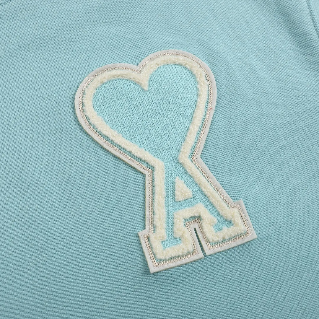 P150 Style No. 204 2025 embroidered large chapter style (15 colors in total) AMI 2025 autumn and winter classic large chapter round neck sweatshirt 15 colors to meet everyone’s needs. The fabric is made of 380g pure cotton fabric, which is thick and textured. The whole network’s counters purchase quality supporting output, which perfectly restores the genuine chapter. All the chapters are made of thick wool knitting. The absolute quality can be compared with any one in the market. There is no color difference in custom-dyed threads. The detailed accessories and tag packaging are all 1:1 with the genuine products, with the spirit of craftsmanship to give back to customers.   Color: Aqua Green Size: S M L XL