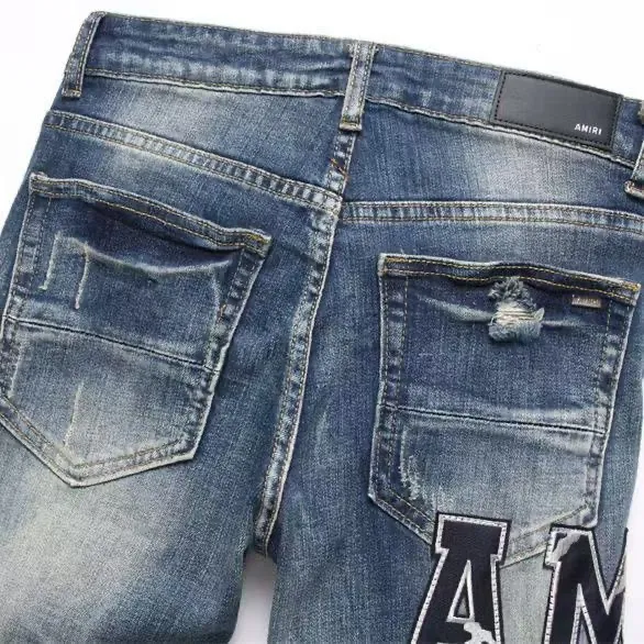 #M42 P168💰 Amiri classic embroidered patched leather distressed lettered jeans. Slim fit jeans. Produced by a major washed factory. Full of high-end. Partial destruction of the knees and patchwork design. Already used as a facade design. Leather waist nameplate. The focus of this style is not on the washing, but on the destroyed shape and version. The secret lies in the craftsmanship of the master. The cost of post-processing, grinding, cutting, etc. is far beyond the cost of assembly line products. Color: Picture color Size: 30-32-34-36