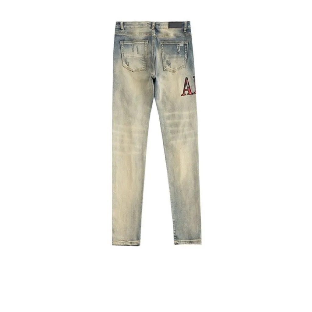 P186 Top replica AMIRI splash-ink medal patch embroidered jeans trousers AMIRI high street basic ripped tight stretch jeans trousers Amiriamiri is transliterated as Emil, which is the name of the founder. Mike Amiri, the founder of amiri, grew up in Los Angeles, USA. He was influenced by the local street culture Rock since childhood, so he founded the amiri brand named after himself. A variety of trendy brand clothing meets the needs of different fashion players. Amiri clothing has novel and unique styles and is a well-known street brand in the United States. Many of its styles and styles are loved by many street photographers. Various clothing styles meet the needs of different people, show their unique temperament, and show the trend of dressing. amiri's jeans are relatively famous. Not only do they have many styles, but the quality of the jeans is also very good. Many celebrities have also worn amiri brand jeans.  The jeans of the amiri brand break through the production process and cutting of the original jeans. The fabrics are relatively soft and comfortable, and are not as hard as some jeans, which can irritate the skin and cause the skin to bleed when worn. Los Angeles trendy brand Amiri's jeans are made with great detail from tailoring to texture, adding wrinkles, bullet holes, damage and other details to add to the trendiness of the jeans. You can choose the style that suits you according to your own needs. Only when you wear a suitable style can you have a certain sense of fashion.  In recent years, high street has become a word that appears more and more frequently in men's clothing. High street style has also become an important direction for everyone's matching. High street related items are basically inseparable from oversize or off-shoulder tops. The lower body is matched with trackpants or tight-fitting denim. In my opinion, the most representative one is perhaps annihilation. Color; picture color Size: m l xl xxl