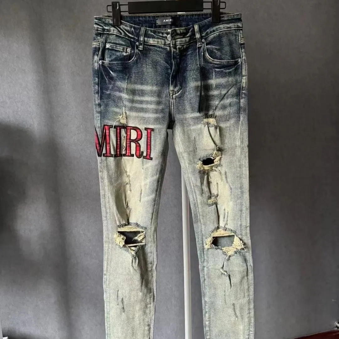 P186 Top replica AMIRI splash-ink medal patch embroidered jeans trousers AMIRI high street basic ripped tight stretch jeans trousers Amiriamiri is transliterated as Emil, which is the name of the founder. Mike Amiri, the founder of amiri, grew up in Los Angeles, USA. He was influenced by the local street culture Rock since childhood, so he founded the amiri brand named after himself. A variety of trendy brand clothing meets the needs of different fashion players. Amiri clothing has novel and unique styles and is a well-known street brand in the United States. Many of its styles and styles are loved by many street photographers. Various clothing styles meet the needs of different people, show their unique temperament, and show the trend of dressing. amiri's jeans are relatively famous. Not only do they have many styles, but the quality of the jeans is also very good. Many celebrities have also worn amiri brand jeans.  The jeans of the amiri brand break through the production process and cutting of the original jeans. The fabrics are relatively soft and comfortable, and are not as hard as some jeans, which can irritate the skin and cause the skin to bleed when worn. Los Angeles trendy brand Amiri's jeans are made with great detail from tailoring to texture, adding wrinkles, bullet holes, damage and other details to add to the trendiness of the jeans. You can choose the style that suits you according to your own needs. Only when you wear a suitable style can you have a certain sense of fashion.  In recent years, high street has become a word that appears more and more frequently in men's clothing. High street style has also become an important direction for everyone's matching. High street related items are basically inseparable from oversize or off-shoulder tops. The lower body is matched with trackpants or tight-fitting denim. In my opinion, the most representative one is perhaps annihilation. Color; picture color Size: m l xl xxl
