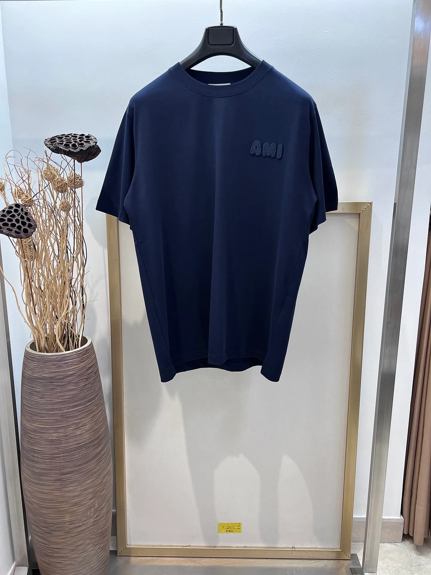 🅿️230 🌈Size: s/m/l/xl Blue/Green Couple Style ASI197353825071 AMI/Amy 2025FW A must-have for men with floral styles. Three-dimensional thread embroidery is really not too good-looking. Embroidery/AMI embroidery of the same color on the back is a high-density cotton half-sleeved T-shirt. Washing method: Wrap the reverse side in a laundry bag and quickly machine wash in cold water! ! Do not soak/wash in warm water! !