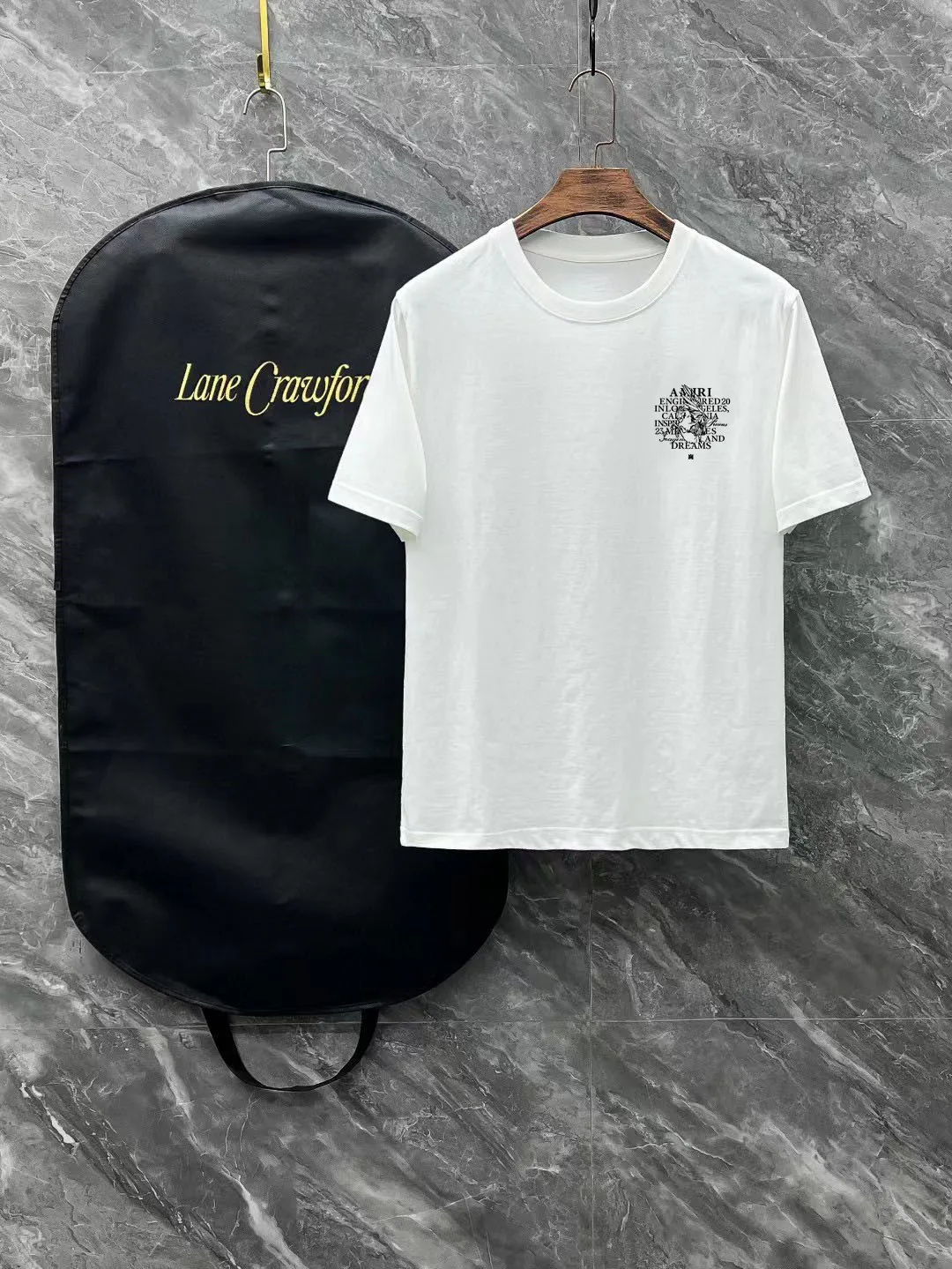 P150 AMIRI# 2025 spring and summer new style debut counter, the latest short-sleeved round neck T-shirt, high-end custom design, avant-garde and fashionable! The brand logo is designed with heavy craftsmanship. High-end customized 250g Xinjiang long-staple cotton fabric. Soft to the touch. Comfortable to wear. Exquisite stitching at the counter level. Fine workmanship. The upper body effect is incomparably handsome! A must-have item for a stylish man! Color: black. White! Size: S M L