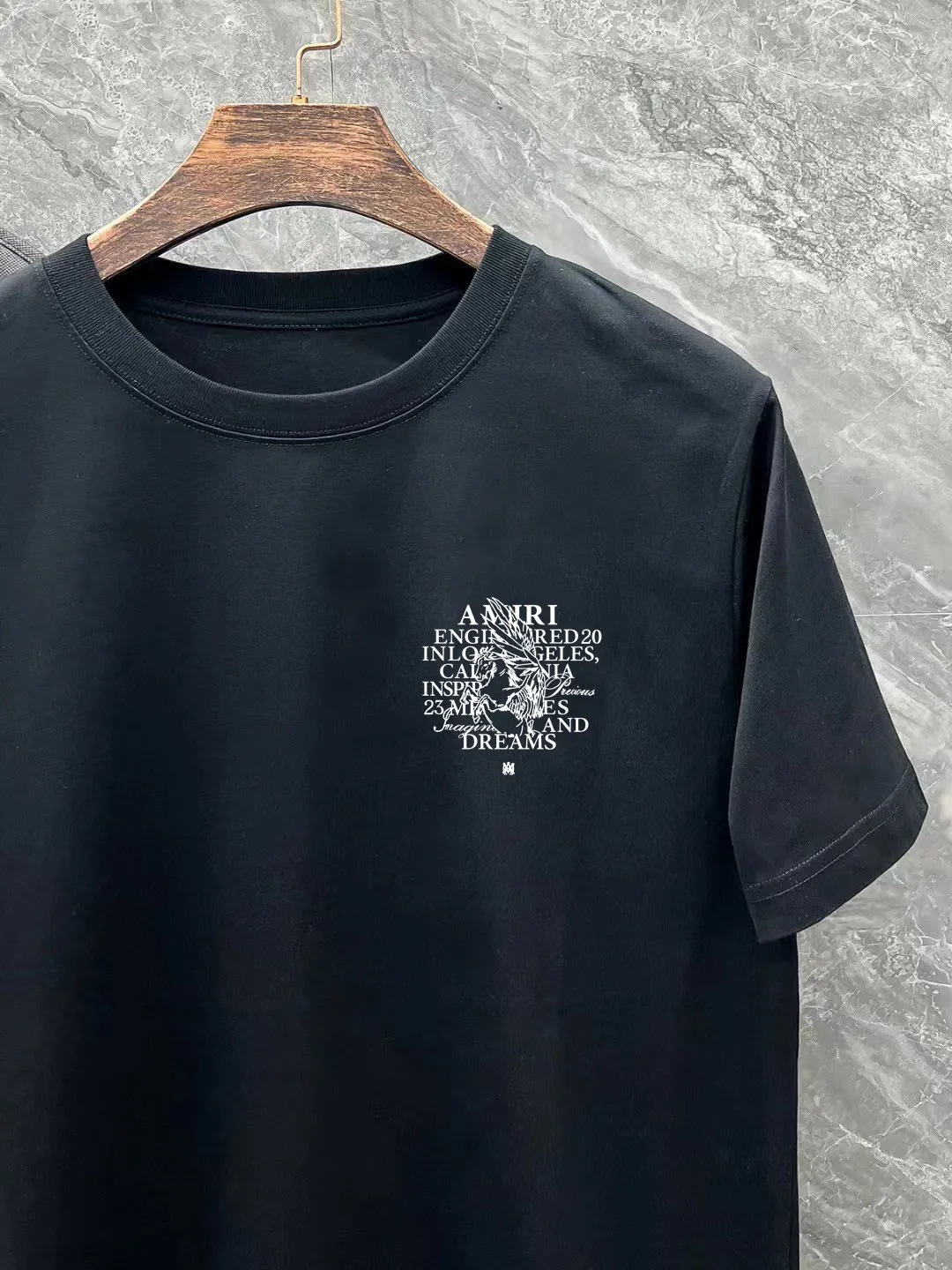 P150 AMIRI# 2025 spring and summer new style debut counter, the latest short-sleeved round neck T-shirt, high-end custom design, avant-garde and fashionable! The brand logo is designed with heavy craftsmanship. High-end customized 250g Xinjiang long-staple cotton fabric. Soft to the touch. Comfortable to wear. Exquisite stitching at the counter level. Fine workmanship. The upper body effect is incomparably handsome! A must-have item for a stylish man! Color: black. White! Size: S M L
