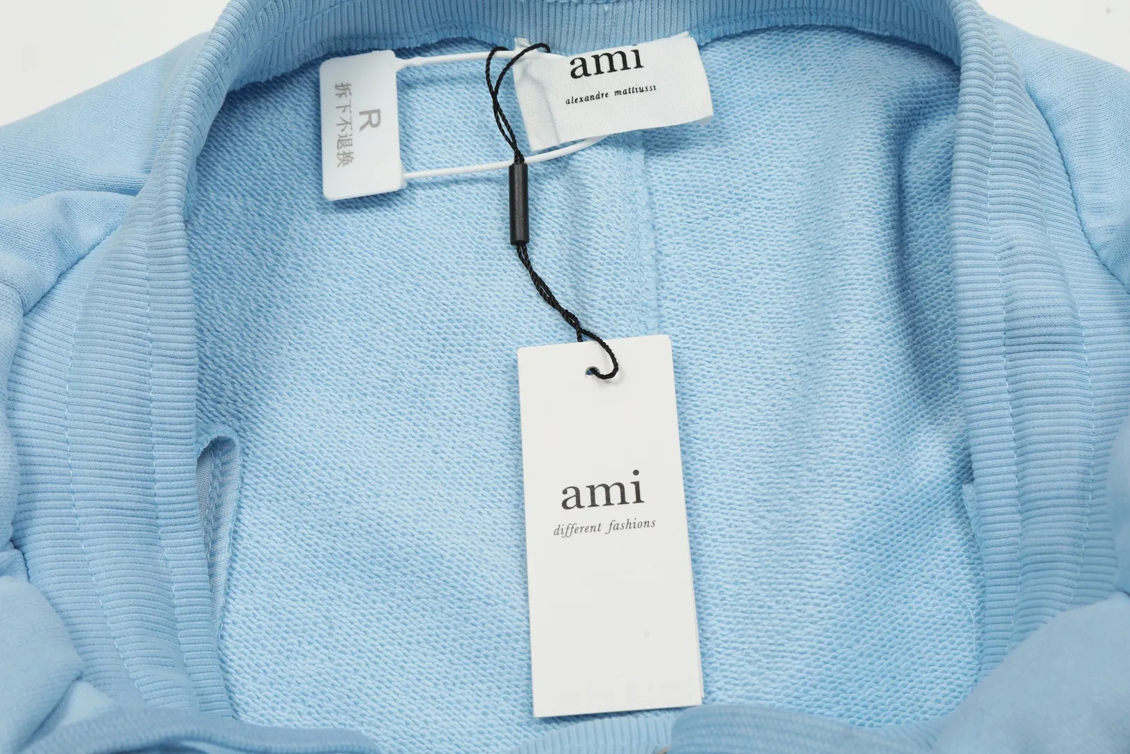AMI/Amy Macaron Love Embroidery Classic Shorts Put aside all the messy words and let’s go directly to the product parameters: ✅480g high-gram weight customized rough feel fabric ✅Correct workmanship. Every detail is 100% restored to the official website. ✅The thread is made of 500g high-gram heavyweight pure cotton thread. Custom-woven and dyed in the same color in the same vat. There is no color difference with the fabric. Machine washable and washed, not easy to deform. ✅No comparison and no harm. Different from market currency. Correct workmanship details. High-quality pure cotton fabric ✅The webbing is made of custom-dyed high-density and high-thickness webbing. Comparing with the official website. ✅The only correct embroidery of the same material on the market. Differentiating the fakes on the market at a glance. ✅The version follows the official website. It is loose and slim and can be worn up to 210 pounds. There is no pressure for global shopping. Size: S-XL Color: Black Khaki Light Blue Rose Pink Light Green