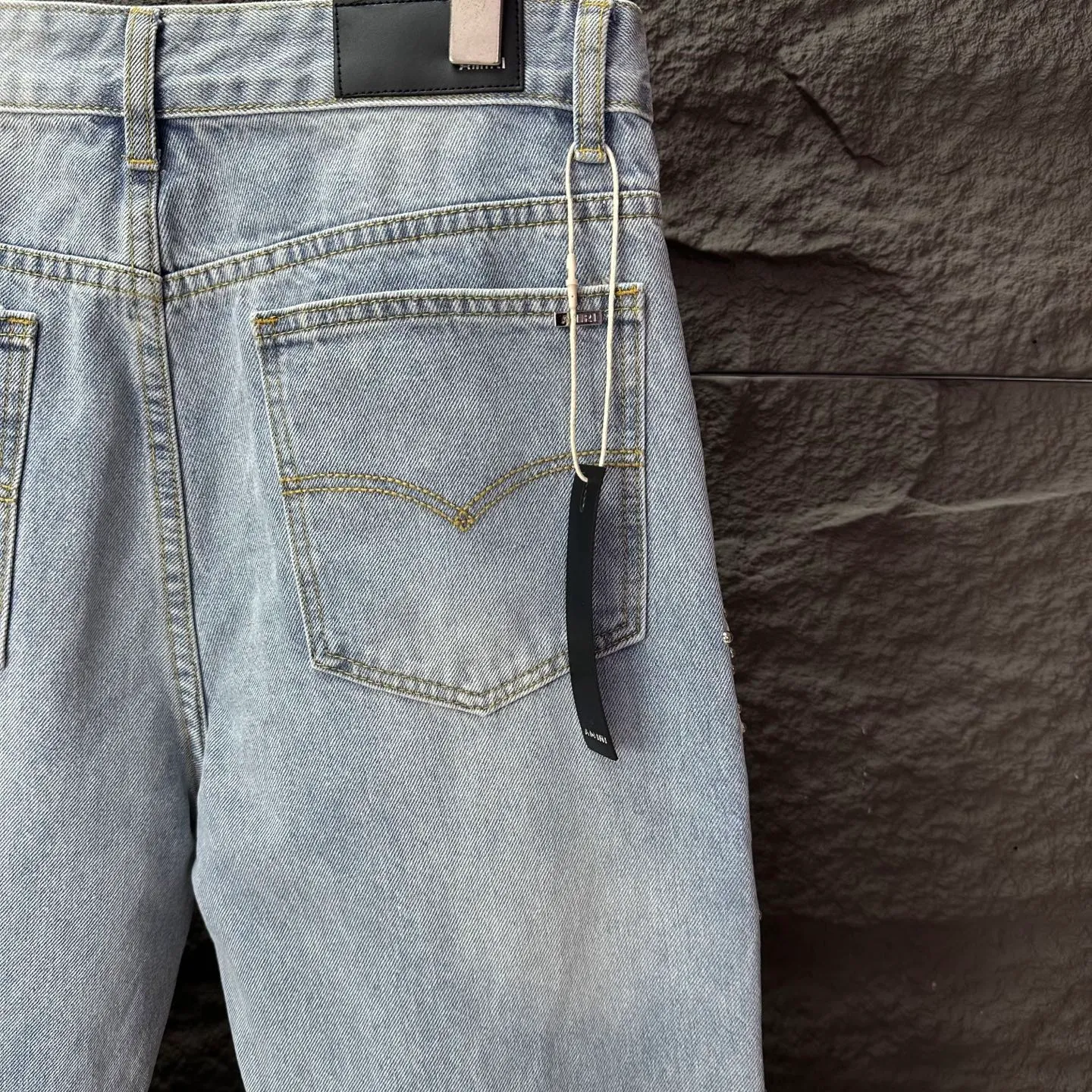 P230 Amiri 2025 new light blue beaded couple style washed loose jeans 🔥High version🔥High version🔥Top ceiling quality Styles with different washed textures are very friendly to people with thin legs and thick legs. The straight and loose version is very flattering. Moderate length that never goes out of style, easy to match with casually, basic styling for various styles, a must-have in the wardrobe! The fabric is stiff but also makes the upper body soft without losing texture. The washing process is even more perfect. It is a must-have item for everyone! ! ! Washed wheat, hang tag, pants label, three complete labels Color: light blue Size: 28, 30, 32, 34 (four sizes)