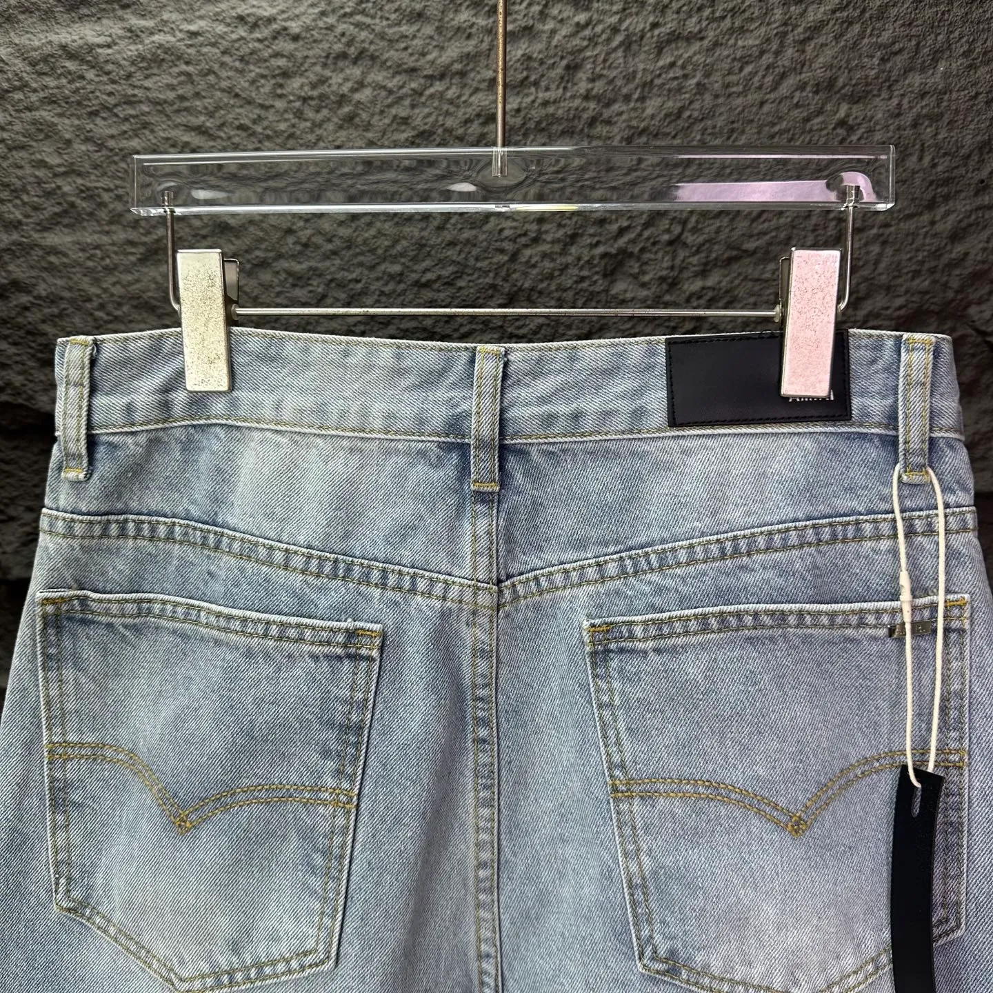 P230 Amiri 2025 new light blue beaded couple style washed loose jeans 🔥High version🔥High version🔥Top ceiling quality Styles with different washed textures are very friendly to people with thin legs and thick legs. The straight and loose version is very flattering. Moderate length that never goes out of style, easy to match with casually, basic styling for various styles, a must-have in the wardrobe! The fabric is stiff but also makes the upper body soft without losing texture. The washing process is even more perfect. It is a must-have item for everyone! ! ! Washed wheat, hang tag, pants label, three complete labels Color: light blue Size: 28, 30, 32, 34 (four sizes)