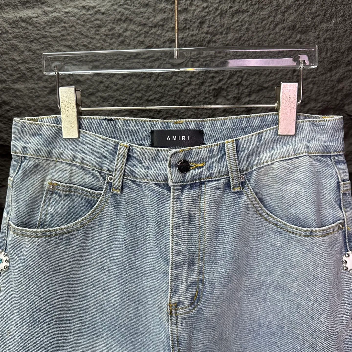 P230 Amiri 2025 new light blue beaded couple style washed loose jeans 🔥High version🔥High version🔥Top ceiling quality Styles with different washed textures are very friendly to people with thin legs and thick legs. The straight and loose version is very flattering. Moderate length that never goes out of style, easy to match with casually, basic styling for various styles, a must-have in the wardrobe! The fabric is stiff but also makes the upper body soft without losing texture. The washing process is even more perfect. It is a must-have item for everyone! ! ! Washed wheat, hang tag, pants label, three complete labels Color: light blue Size: 28, 30, 32, 34 (four sizes)