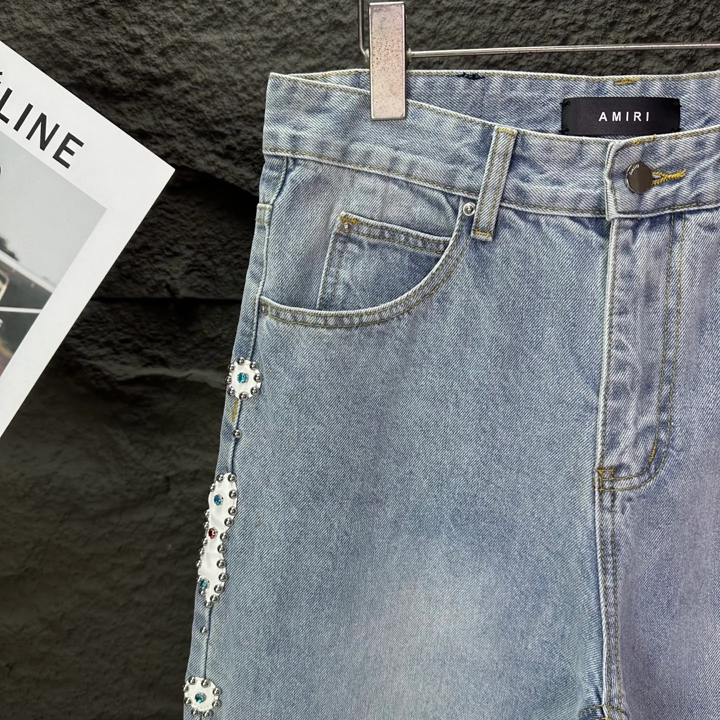 P230 Amiri 2025 new light blue beaded couple style washed loose jeans 🔥High version🔥High version🔥Top ceiling quality Styles with different washed textures are very friendly to people with thin legs and thick legs. The straight and loose version is very flattering. Moderate length that never goes out of style, easy to match with casually, basic styling for various styles, a must-have in the wardrobe! The fabric is stiff but also makes the upper body soft without losing texture. The washing process is even more perfect. It is a must-have item for everyone! ! ! Washed wheat, hang tag, pants label, three complete labels Color: light blue Size: 28, 30, 32, 34 (four sizes)