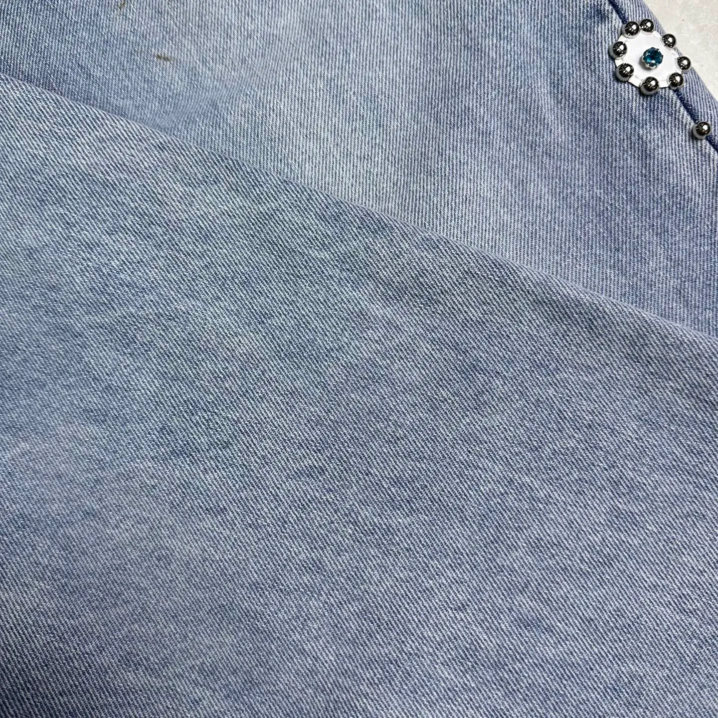 P230 Amiri 2025 new light blue beaded couple style washed loose jeans 🔥High version🔥High version🔥Top ceiling quality Styles with different washed textures are very friendly to people with thin legs and thick legs. The straight and loose version is very flattering. Moderate length that never goes out of style, easy to match with casually, basic styling for various styles, a must-have in the wardrobe! The fabric is stiff but also makes the upper body soft without losing texture. The washing process is even more perfect. It is a must-have item for everyone! ! ! Washed wheat, hang tag, pants label, three complete labels Color: light blue Size: 28, 30, 32, 34 (four sizes)