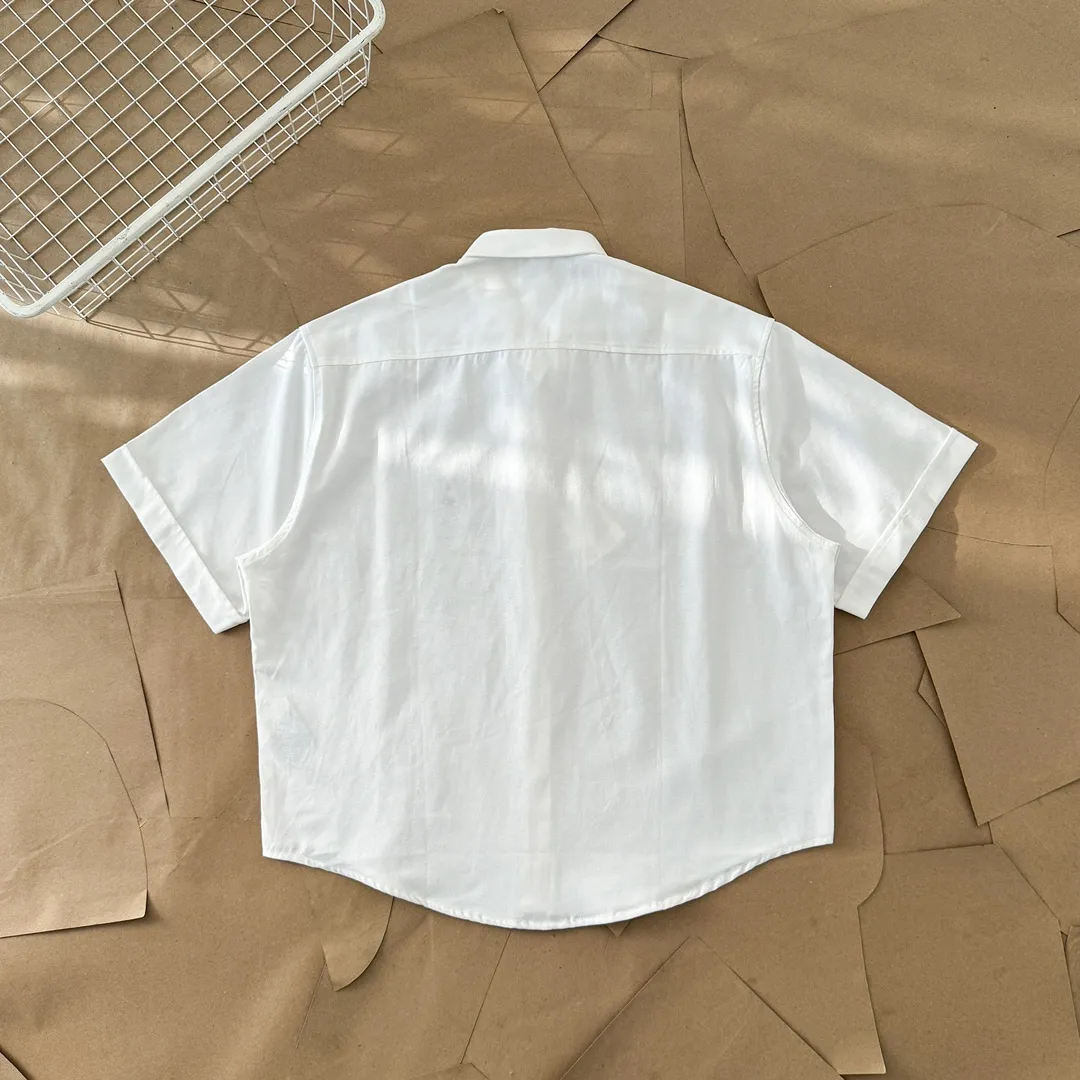 Ami Paris Oxford cotton button-down corner collar casual short-sleeved shirt - big heart style - same style for men and women. Fashionable and versatile short-sleeved shirt with big heart letter embroidery decoration in the same color! Simultaneous sales at counters. A famous French affordable luxury fashion brand. Major stars are looking for the brand's classic element embellishments. The basic simple design is fashionable. It is a must-have couple's shirt for men and women!  Made of custom-woven 100% Oxford cloth pure cotton, it feels soft and delicate, has excellent moisture absorption and perspiration performance, and is very comfortable and skin-friendly when worn next to the skin! The chest of the shirt is decorated with the classic love letter A logo embroidery. The top-notch embroidery technology is tight, full and full of details, and is cleverly embellished with bright red. It carries all the eye-catching points. It follows the consistent minimalist French attitude. The fabric is soft and comfortable, suitable for any versatile casual shirt couple!  Color: Blue White Size: S-XL S: Bust 102, Shoulder 47, Length 70 M: Bust 106, Shoulder 48, Length 72 L: Bust 110, Shoulder 49, Length 74 XL: Bust 114, Shoulder 50, Length 76